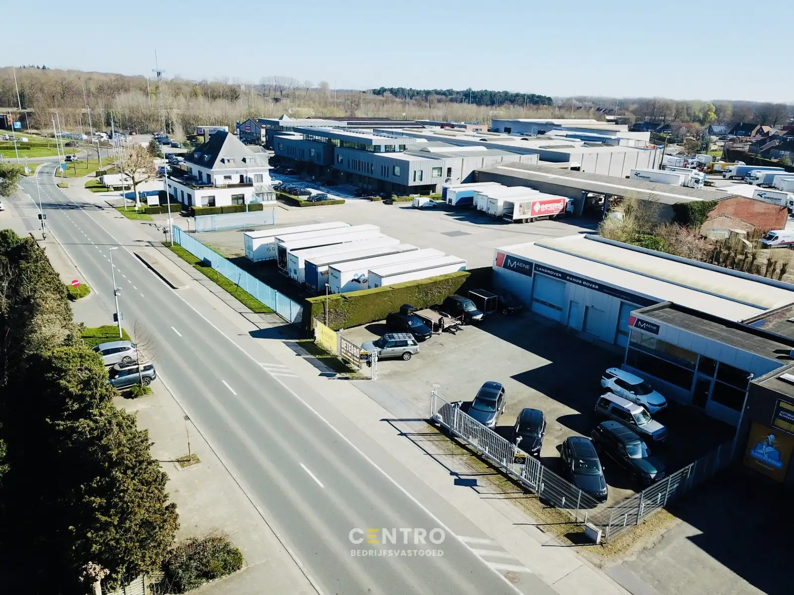 Op Toplocatie: Instapklaar HANDELSPAND bestaande uit MAGAZIJN (440m²) met BURELEN/TOONZAAL (85m²) en verhard terrein voor -en achter het gebouw! foto {{pictureIndex}}