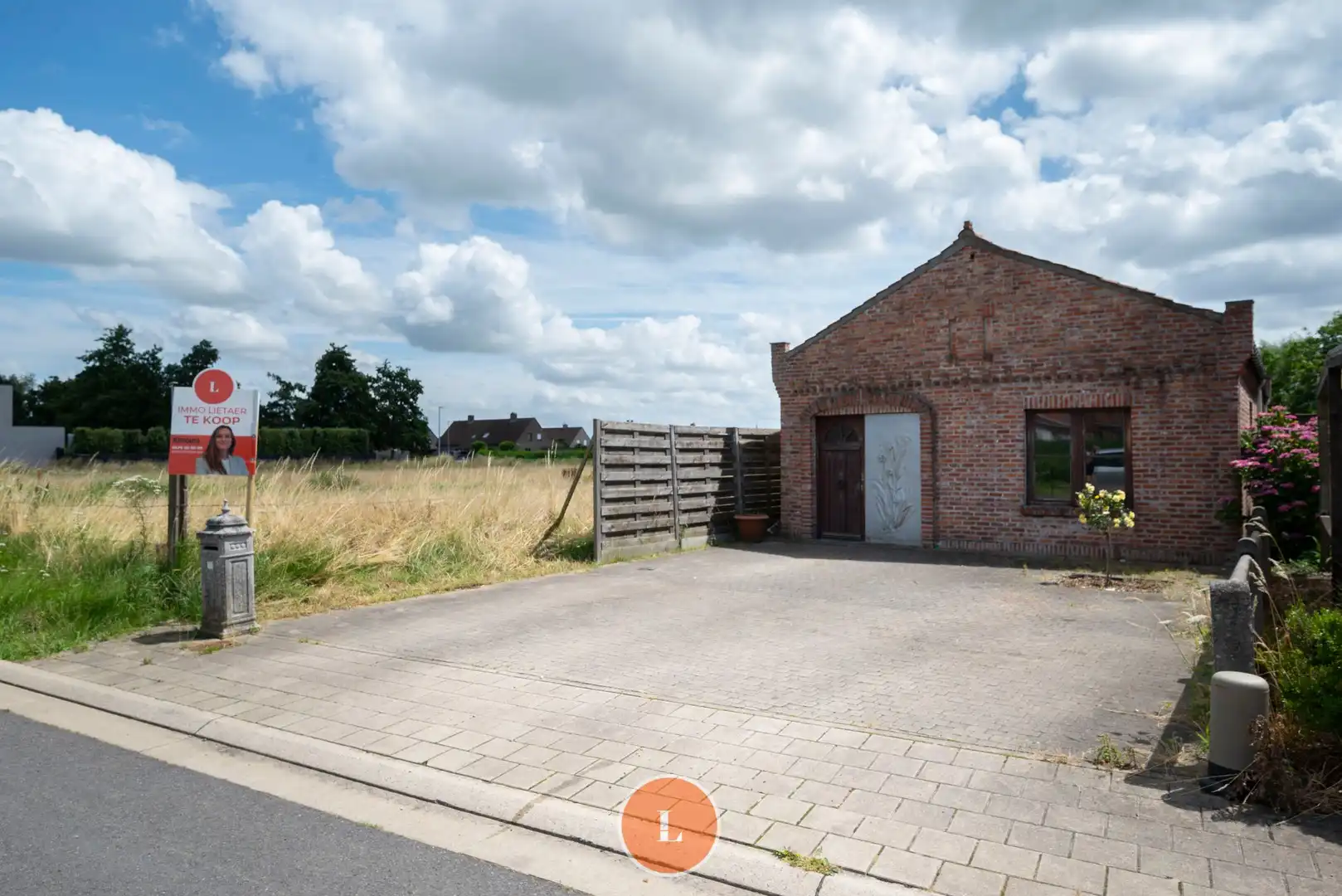 Bungalow met 2 slaapkamers, oprit en grote tuin foto 3