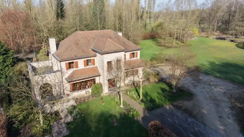 Ruime villa van 336m² op 1 hectare 45 are met vijver foto 30