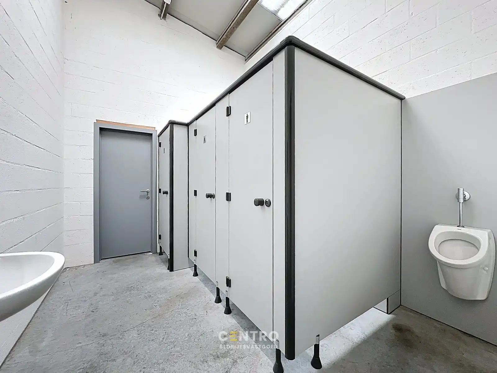 Magazijn van 2.400 m², extra parking en geïntegreerde kantoorruimte in nabijheid van vele baanwinkels vlak bij de RING van Poperinge ! foto 15