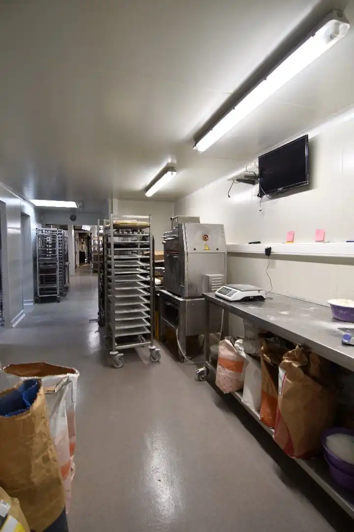 Succesvolle bakkerij met bovenliggende woonst te koop in Heule foto 8