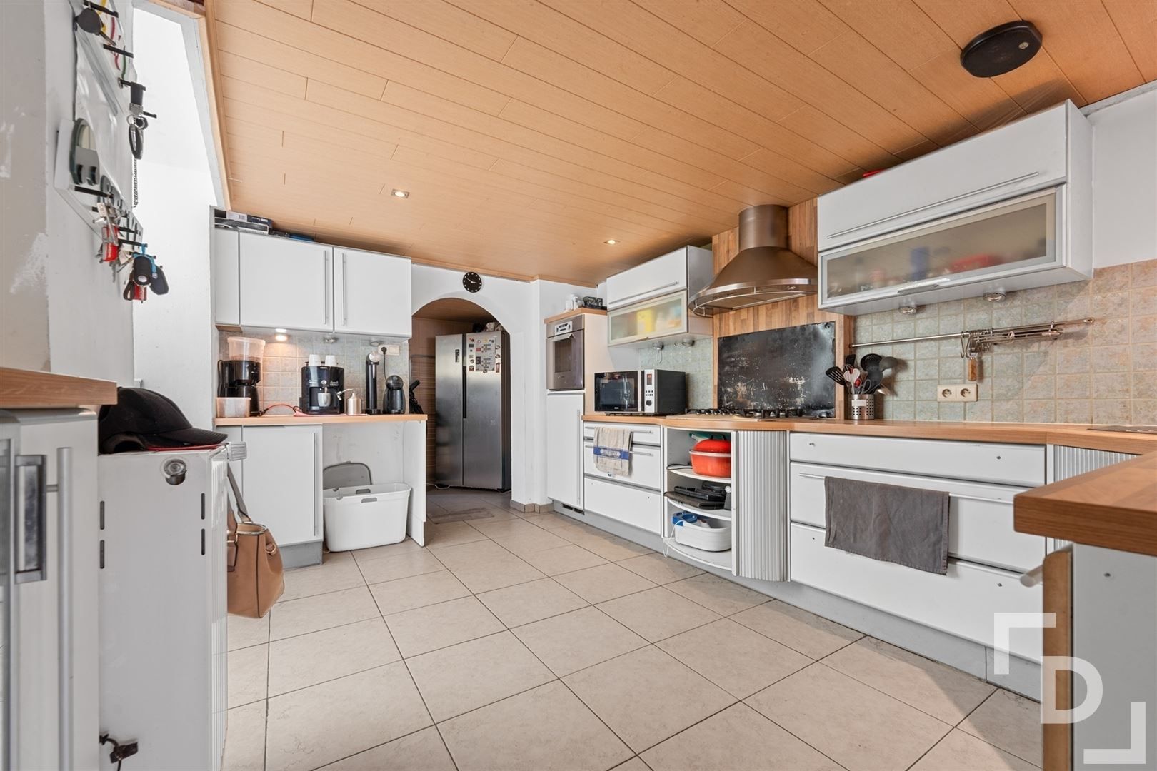 Gezinswoning met ruime tuin in hartje Krombeke! foto 4