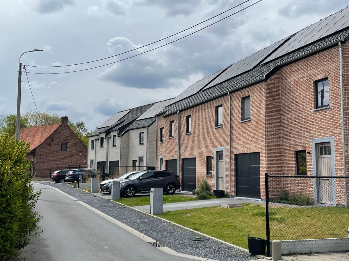 Drie slaapkamer EENGEZINSWONING met garage & tuin foto 2