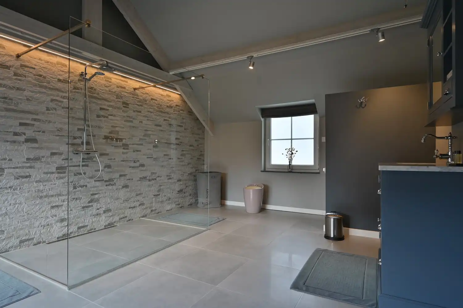 Karaktervolle woning met B&B in Veldwezelt foto 29