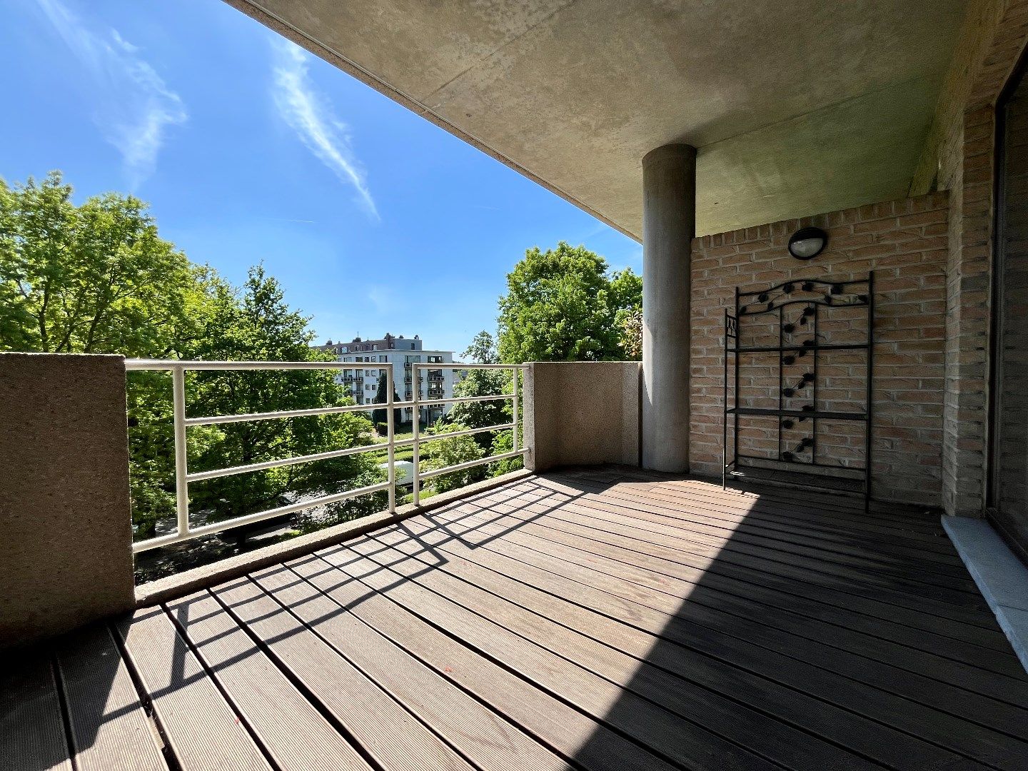 Instapklaar 2 slpk-appartement met 2 terrassen en autostnplts foto 12