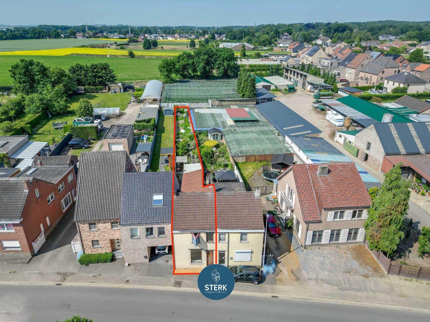 OP TE KNAPPEN GEZINSWONING OP EEN GUNSTIGE LOCATIE NABIJ CENTRUM LANAKEN !  foto {{pictureIndex}}
