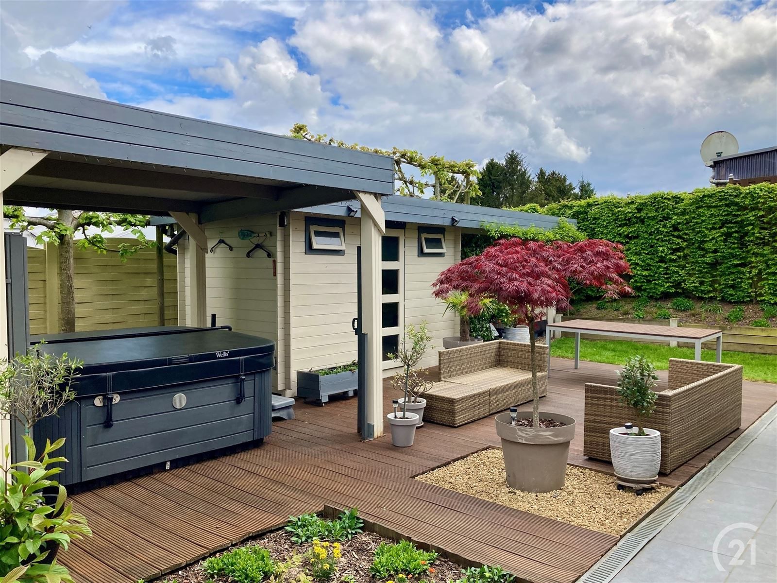 Instapklare halfopen bebouwing met veranda, zonnepanelen en tuin in rustige straat ! foto 4