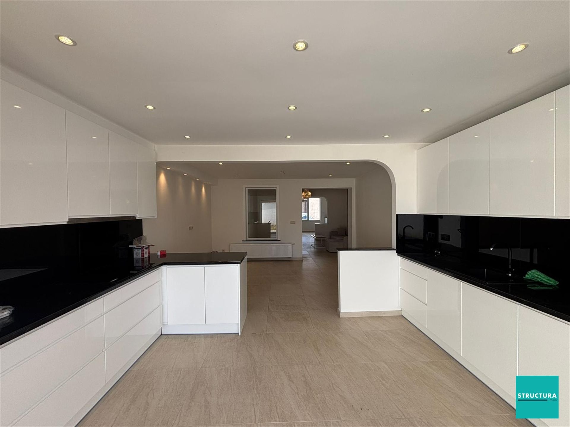 Volledig gerenoveerde, ruime woning met vlotte bereikbaarheid! foto 11