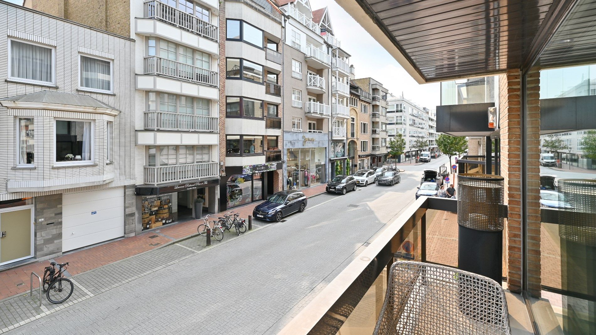 Vernieuwd en zeer zonnig appartement  met zicht op het Driehoeksplein gelegen op de Kustlaan  vlakbij  het strand. foto 24