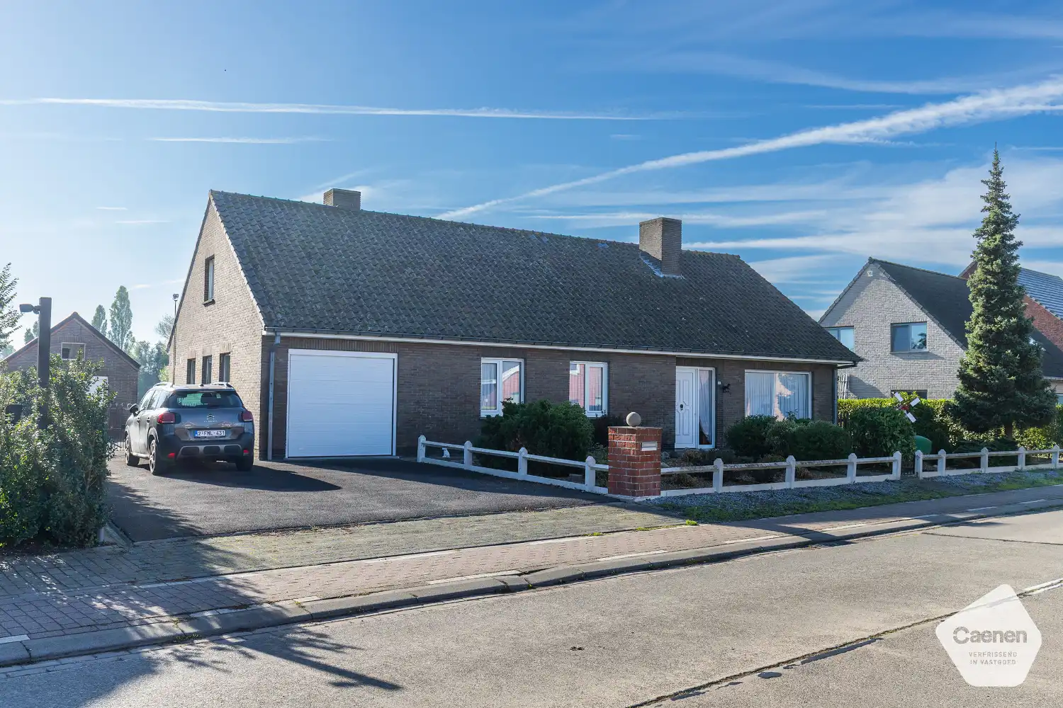 Vrijstaande stevige woning met 3 slaapkamers, inpandige garage en een tuin met prachtige uitzichten. foto 2