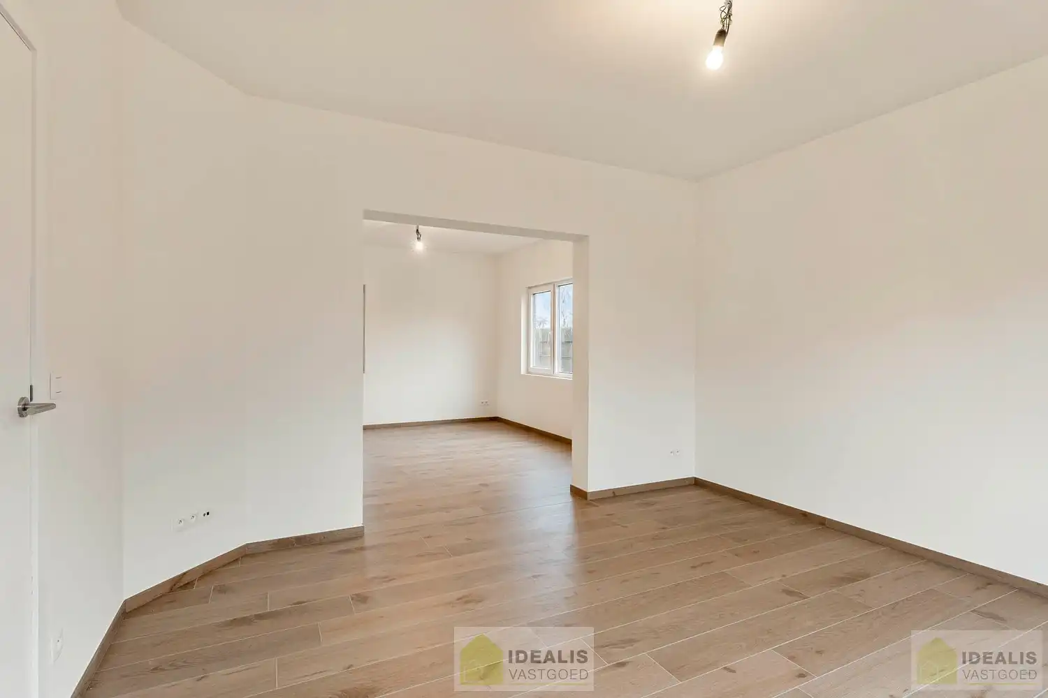 IDEALIS VASTGOED – Schitterend volledig vernieuwde woning met een heerlijke open leefruimte, luxe keuken, 3 ruime slaapkamers, twee badkamers én een ruime wasplaats! Dit heerlijke huis bevindt zich op een perceel van maar liefst 7a 94ca vlak bij het centrum van Eksel - EEN MUST VISIT! - foto 7