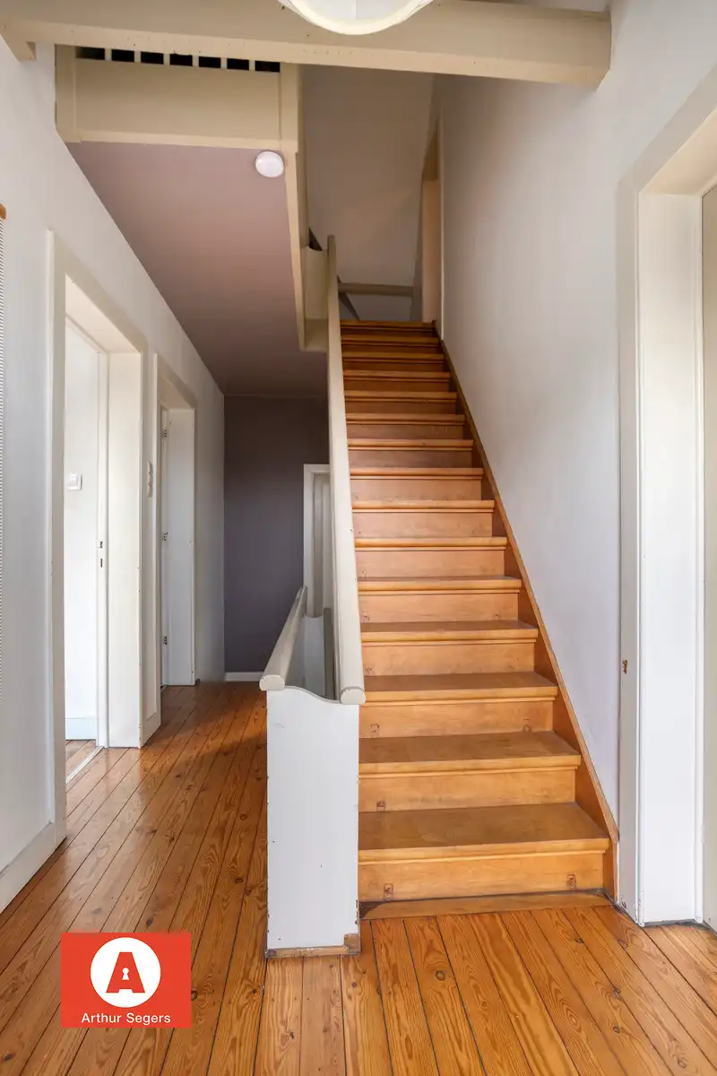 Karaktervolle open bebouwing met 5 slaapkamers en bureau foto 19