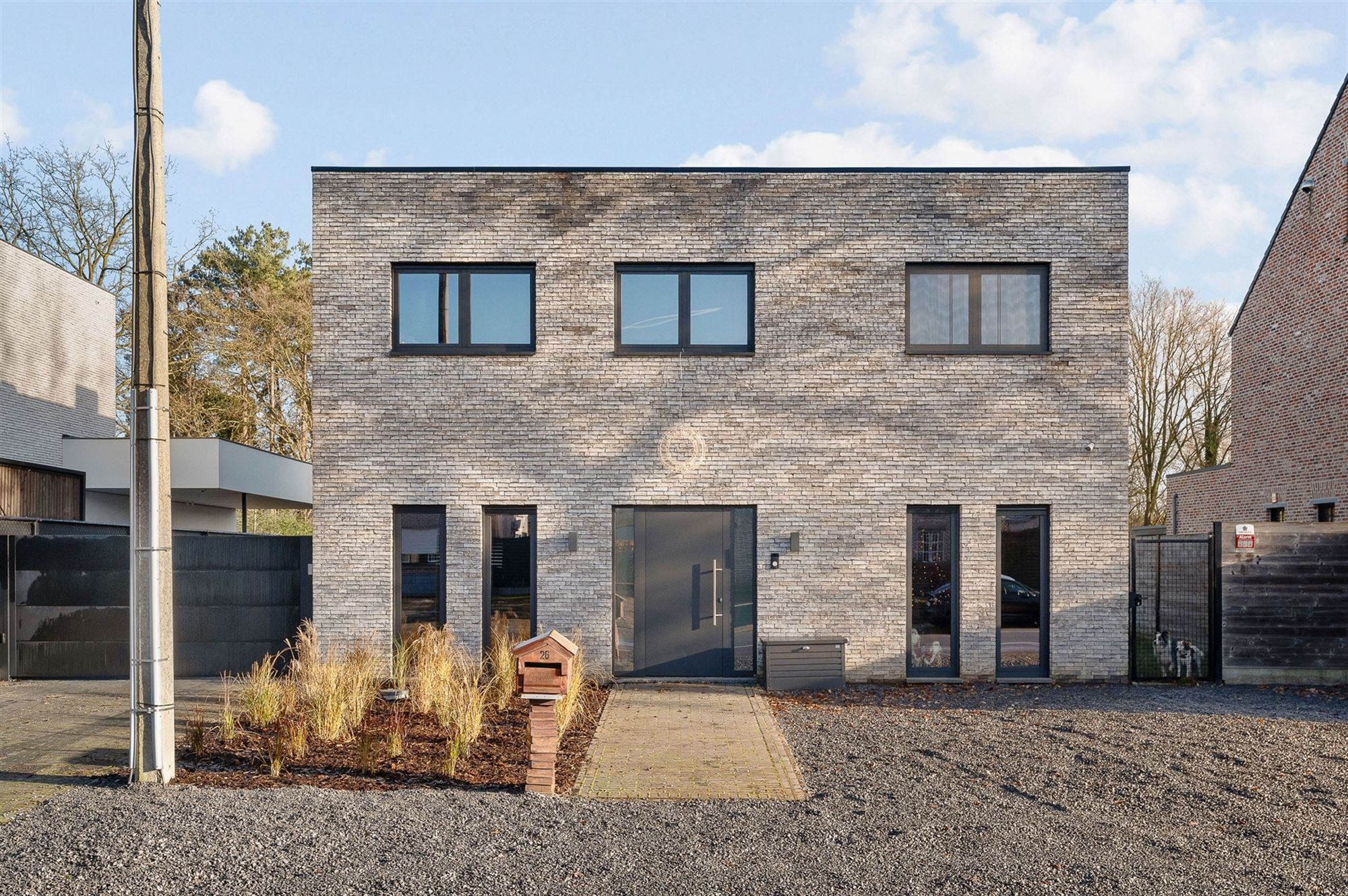 MODERNE EN RECENT GEBOUWDE WONING MET 5 SLAAPKAMERS OP EEN RUIM PERCEEL VAN 13A46CA TE PAAL foto {{pictureIndex}}