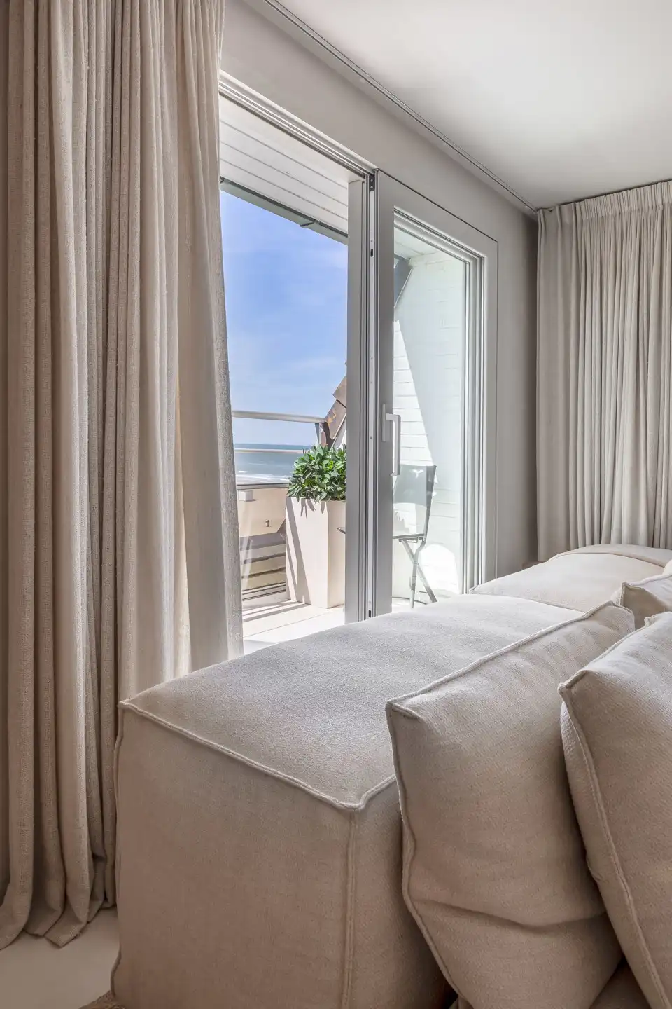 Luxueus gerenoveerd 3slpk appartement met frontaal zeezicht foto 15