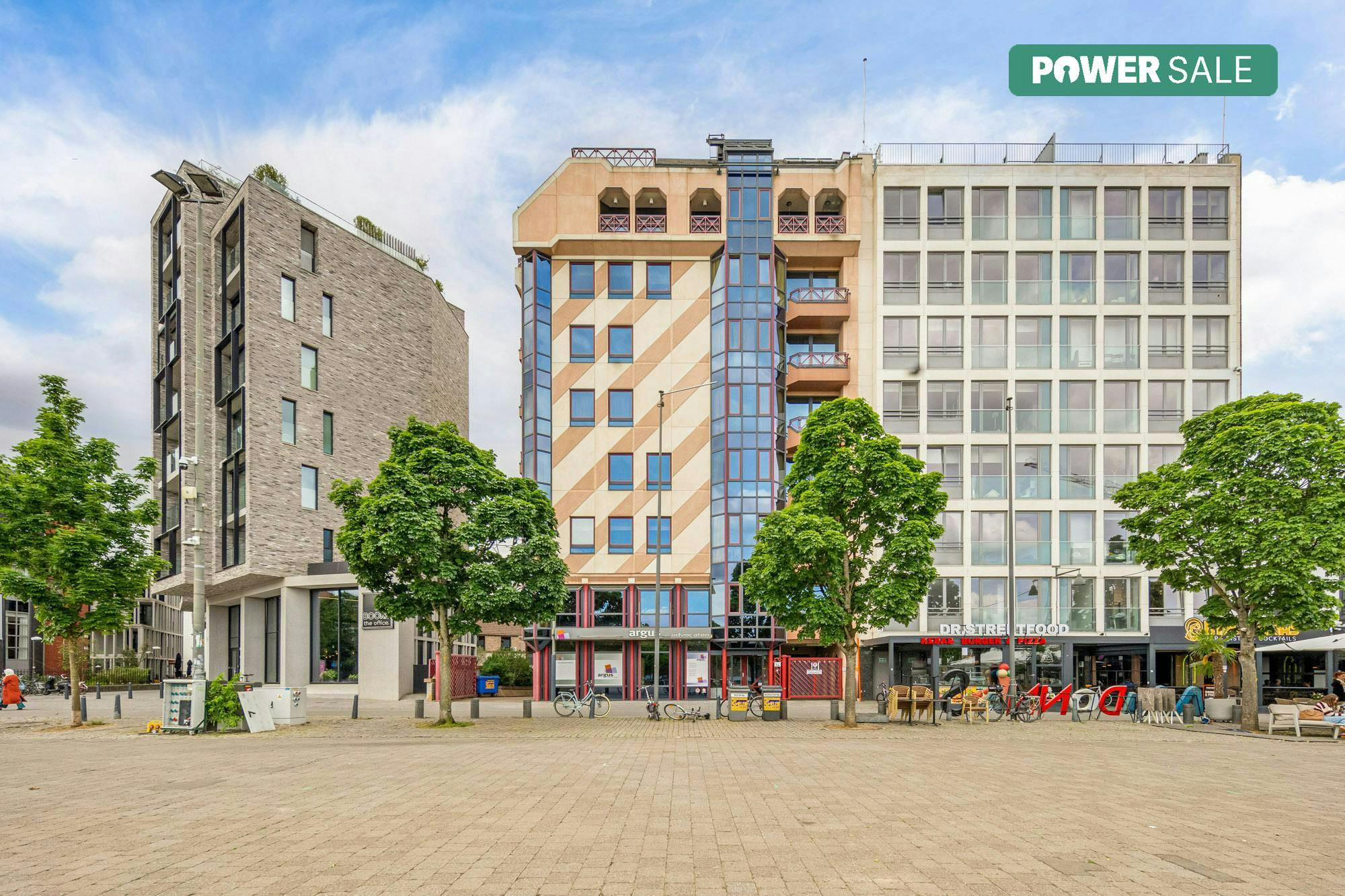 Ruim appartement te koop in hartje Hasselt met terras en parkeerplaats foto {{pictureIndex}}