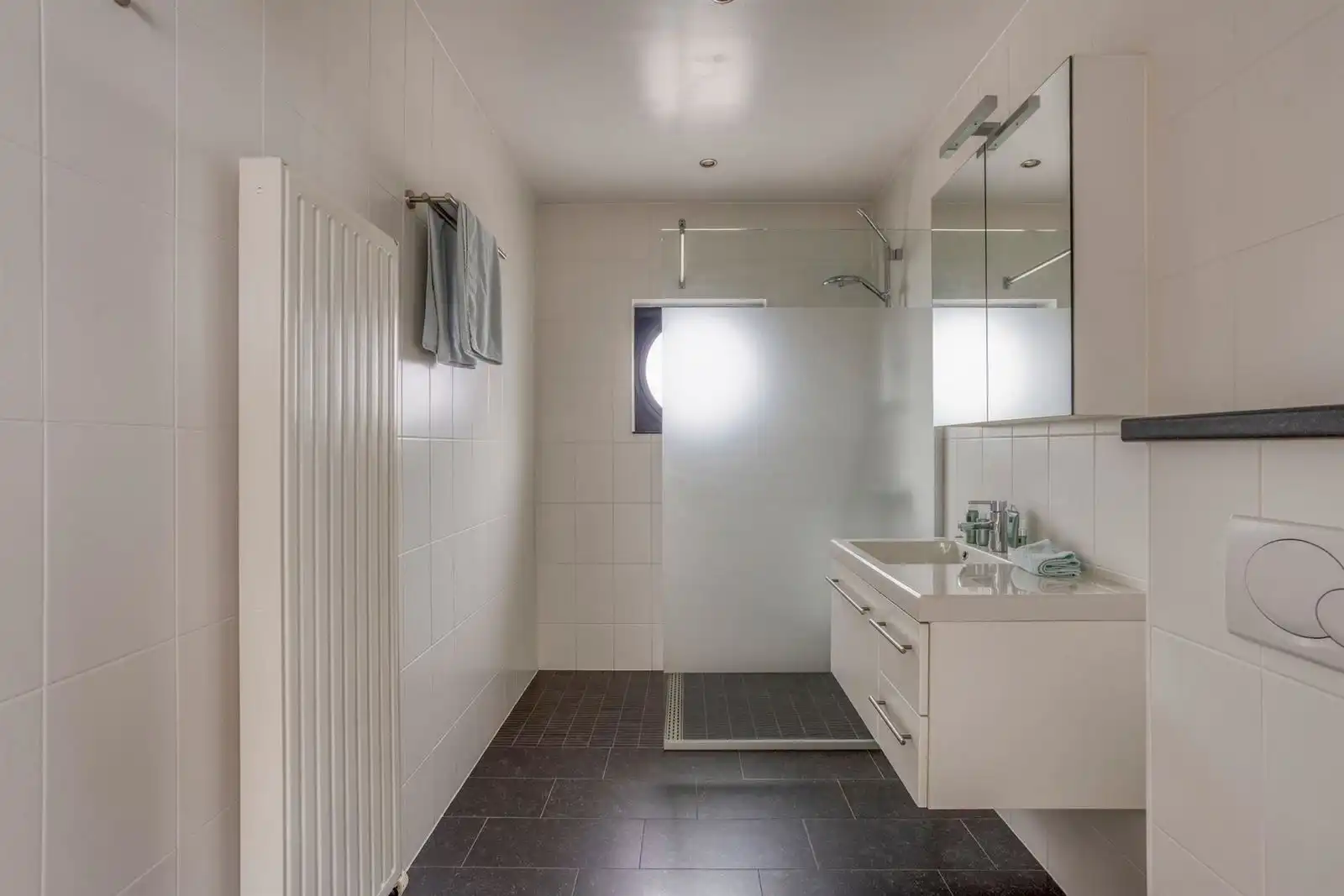 Commerciele ruimte met parking ,woning 5 slaapkamers en tuin  foto 22