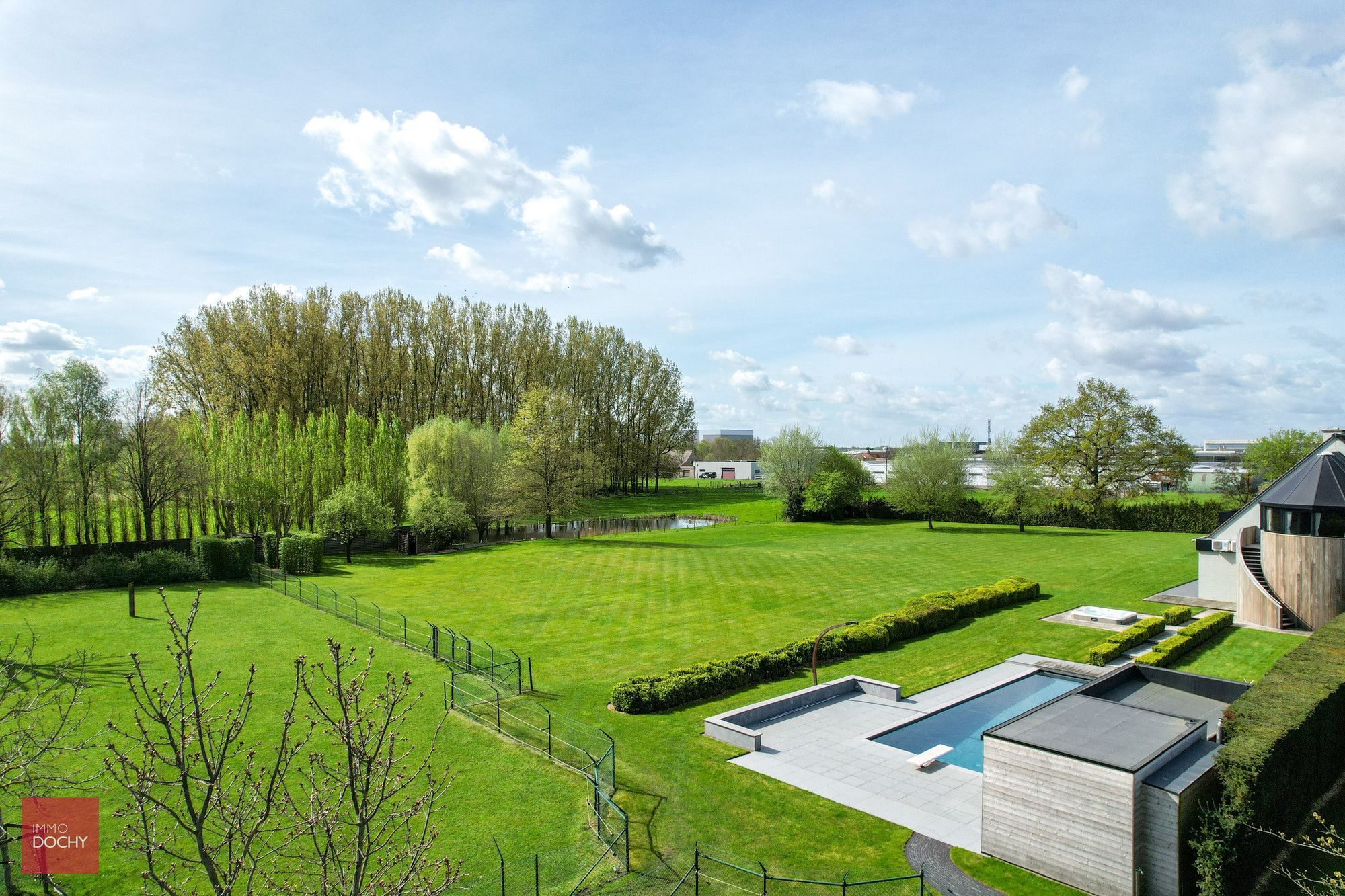 Instapklaar villa-landhuis met uniek groen landschap foto 3