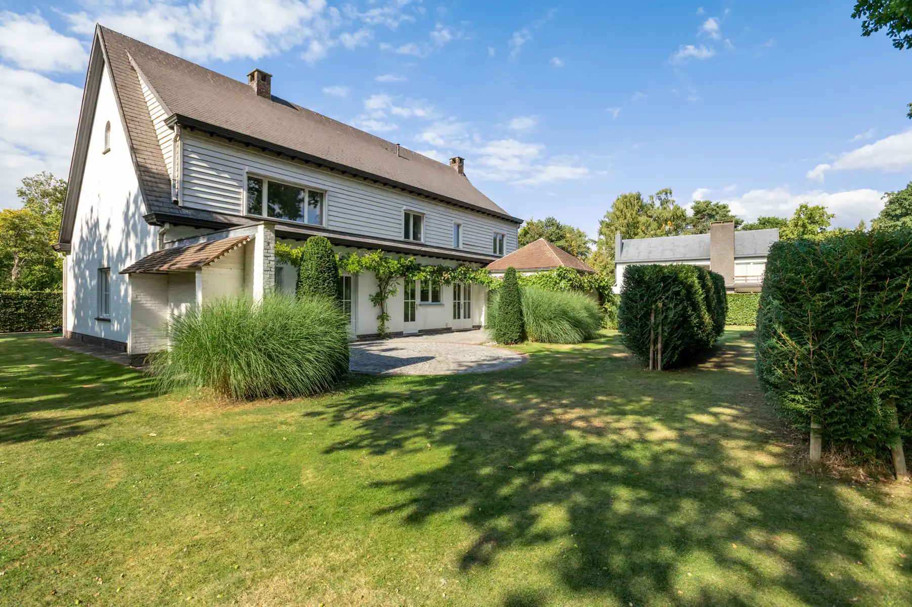 Hoofdfoto van de publicatie: Ruime klassieke villa met zuid-tuin op toplocatie !