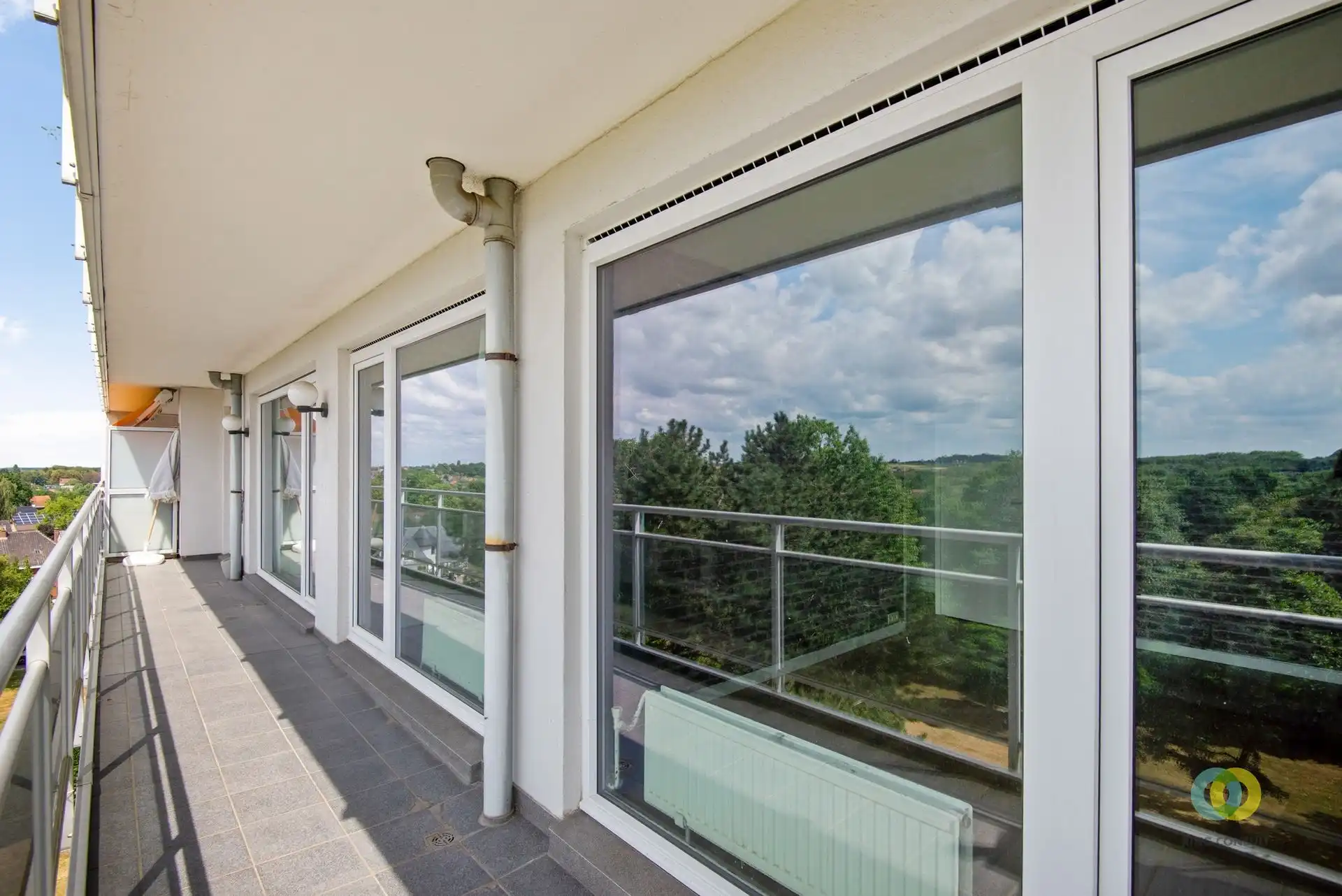 Lichtrijk appartement met terras, garage en EPC B foto 9