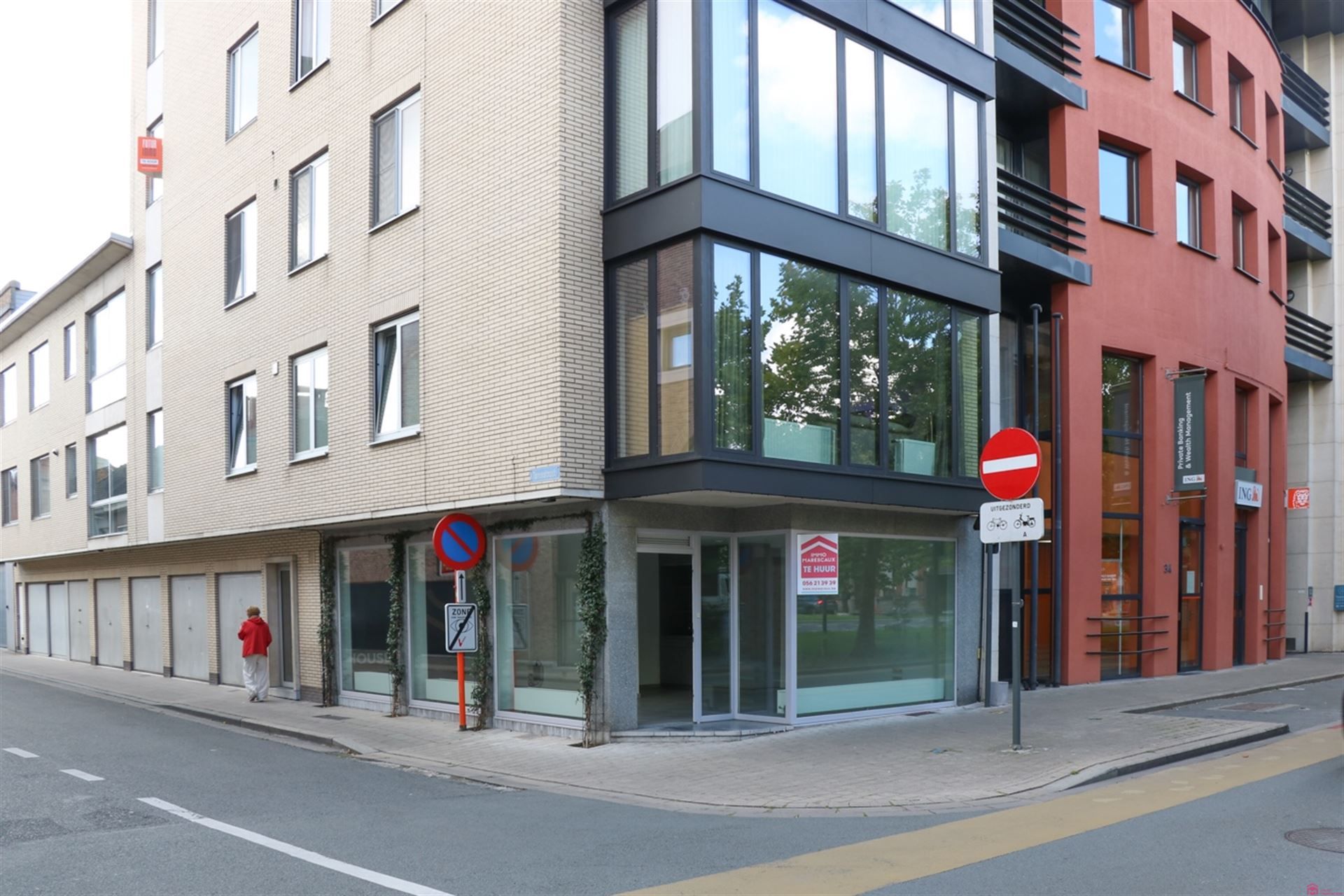 Uitstekend gelegen handelspand te huur foto {{pictureIndex}}