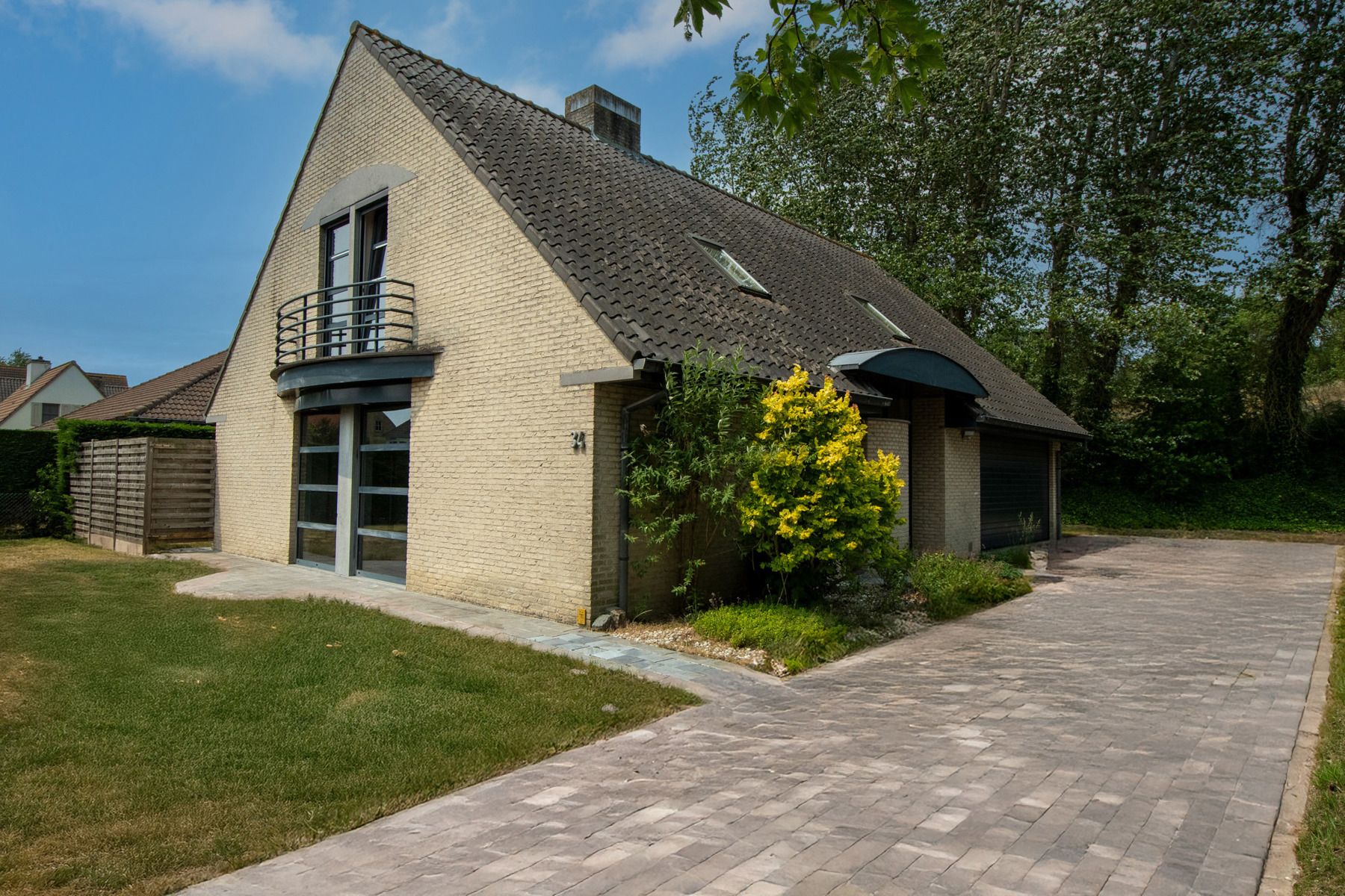 Lichtrijke villa met 4 slpk bij natuurgebied (908 m²) foto {{pictureIndex}}