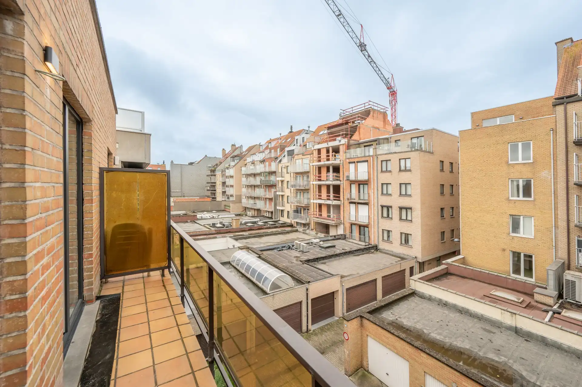 Centraal gelegen gerenoveerd appartement met twee terrassen nabij de Lippenslaan foto 19