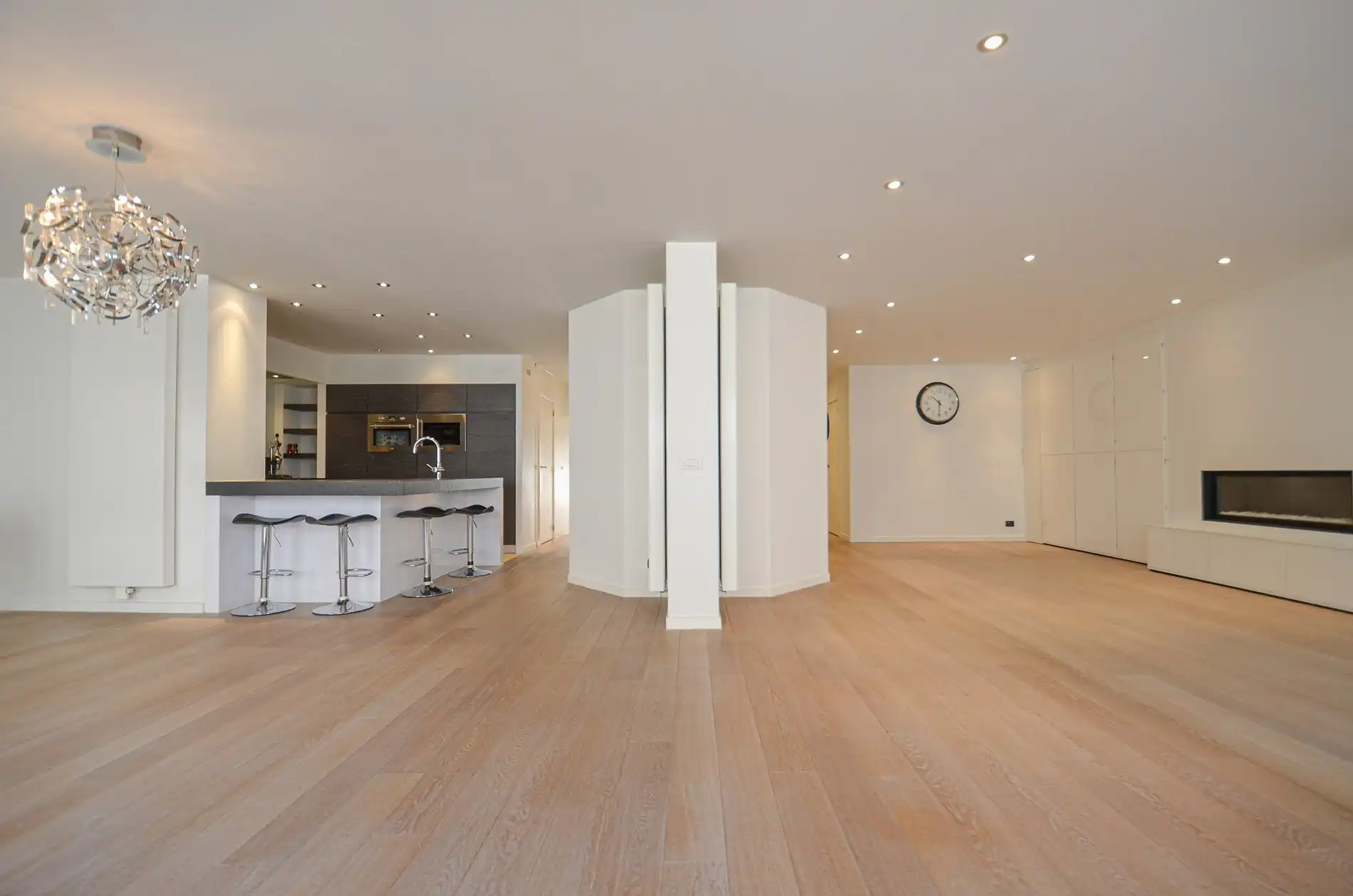 Topaanbieding – Uitzonderlijk ruim appartement gelegen in een stijlvolle residentie. foto 2