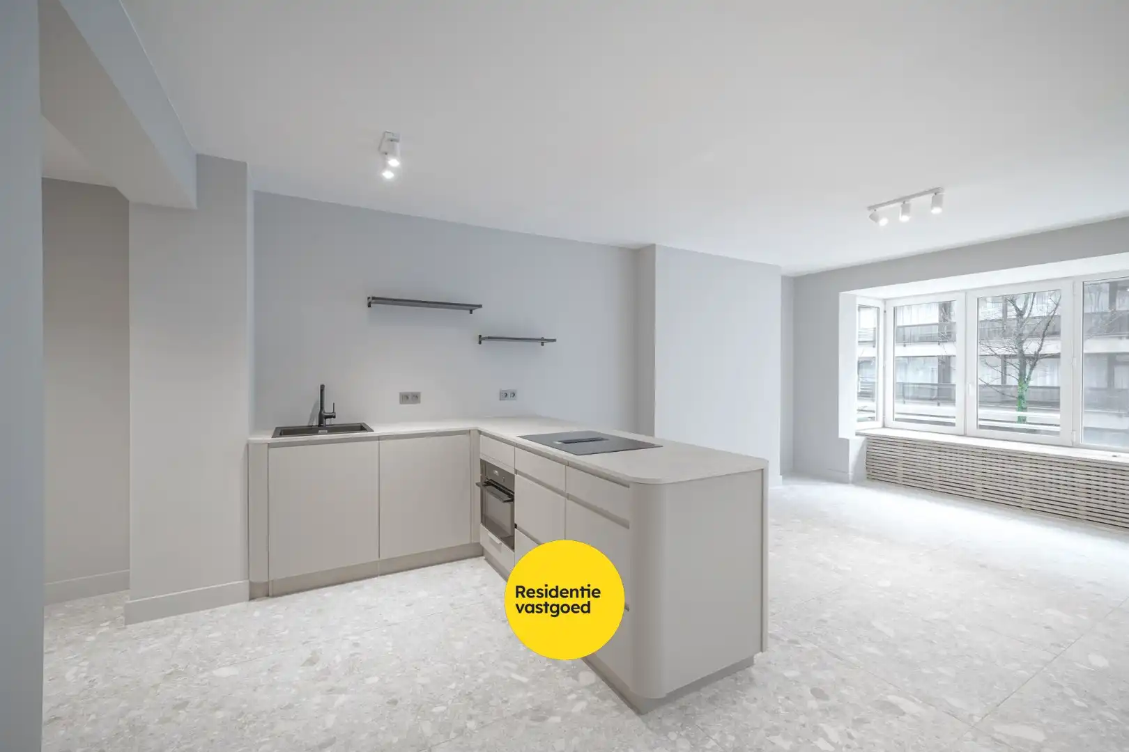 Gerenoveerd 2-slpk appartement met lift in Oostende foto 7