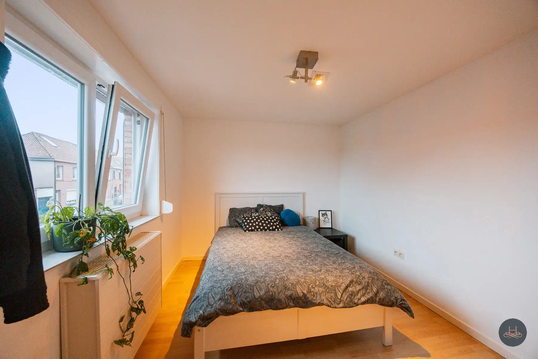 Charmante, halfopen, gerenoveerde woning met 3 staanplaatsen foto 23