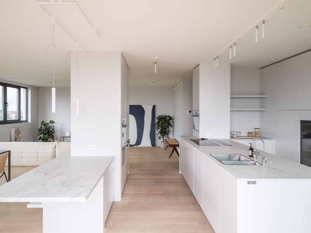 Luxueus en lichtrijk 2-slaapkamer appartement met ruim terras foto {{pictureIndex}}