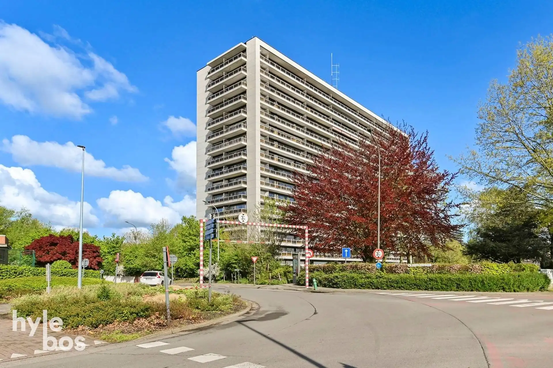 Ruim instapklaar 2 slaapkamer appartement met garage foto 2