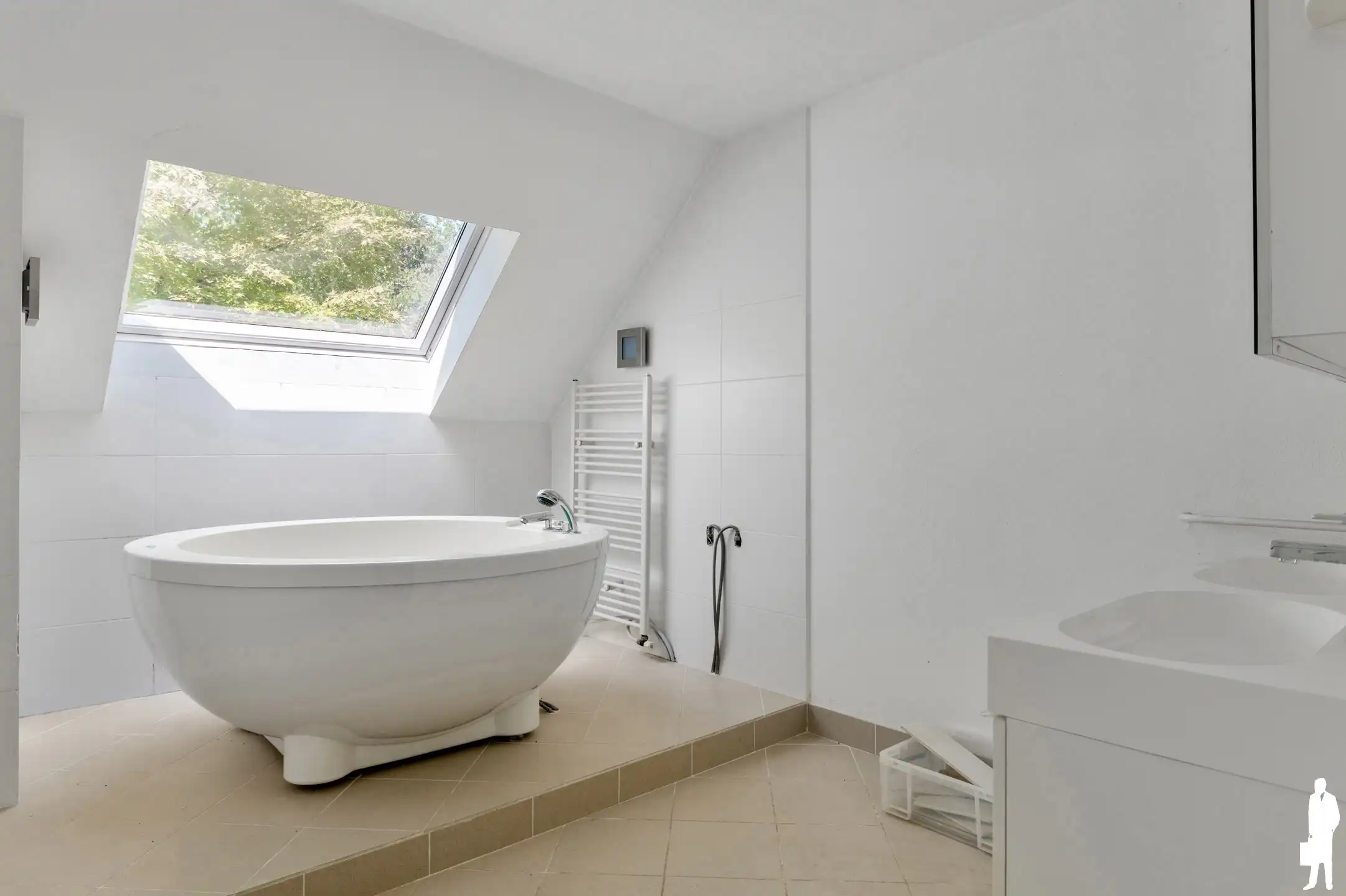 Welgelegen te renoveren villa met 5-7 slpks en 2 badks foto 34