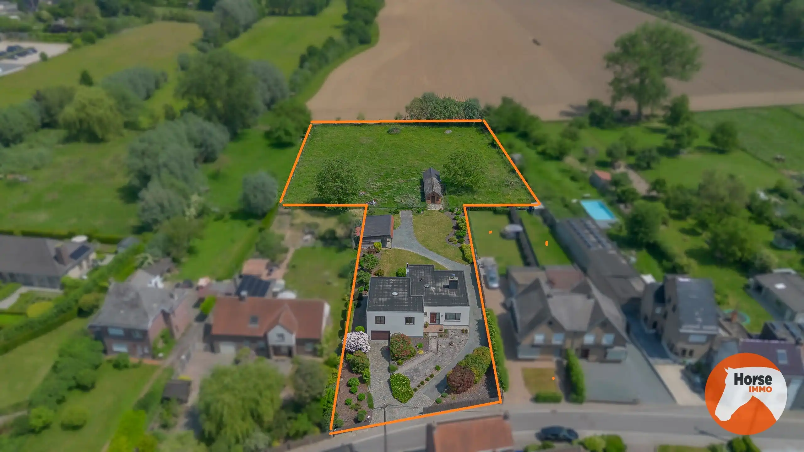 Hoofdfoto van de publicatie: HILLEGEM -Architectenwoning met 3 slp/garage en weide op 48a