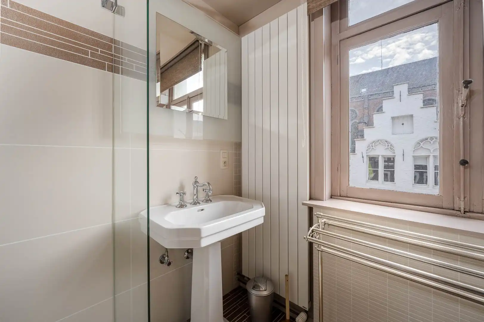 Monumentaal gerestaureerd herenhuis aan de Brugse Reien foto 30