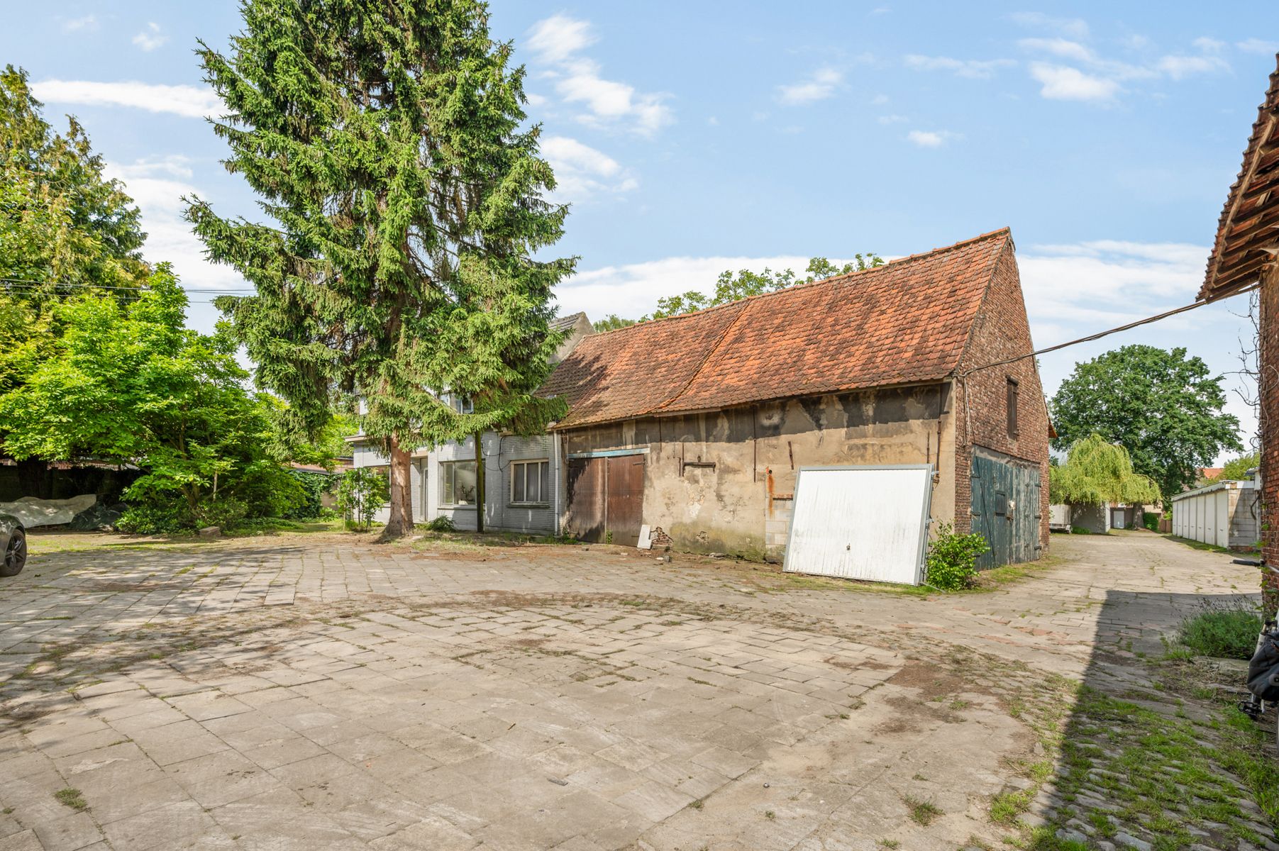 Uniek hoeve omgeven door privacy en rust foto 26