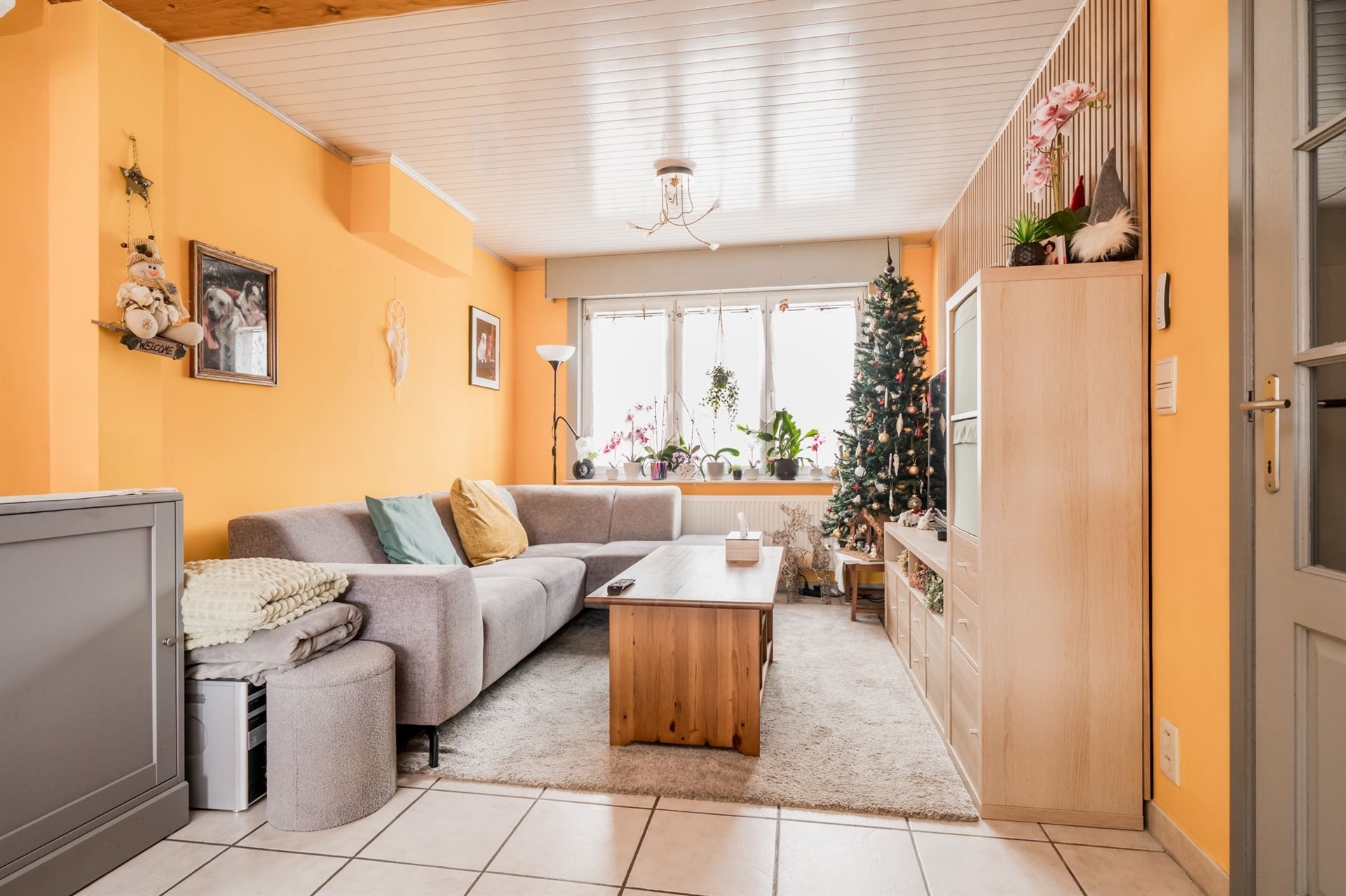 Zeer gezellige en charmante woning met prachtige tuin, oprit en ruime garage foto 2