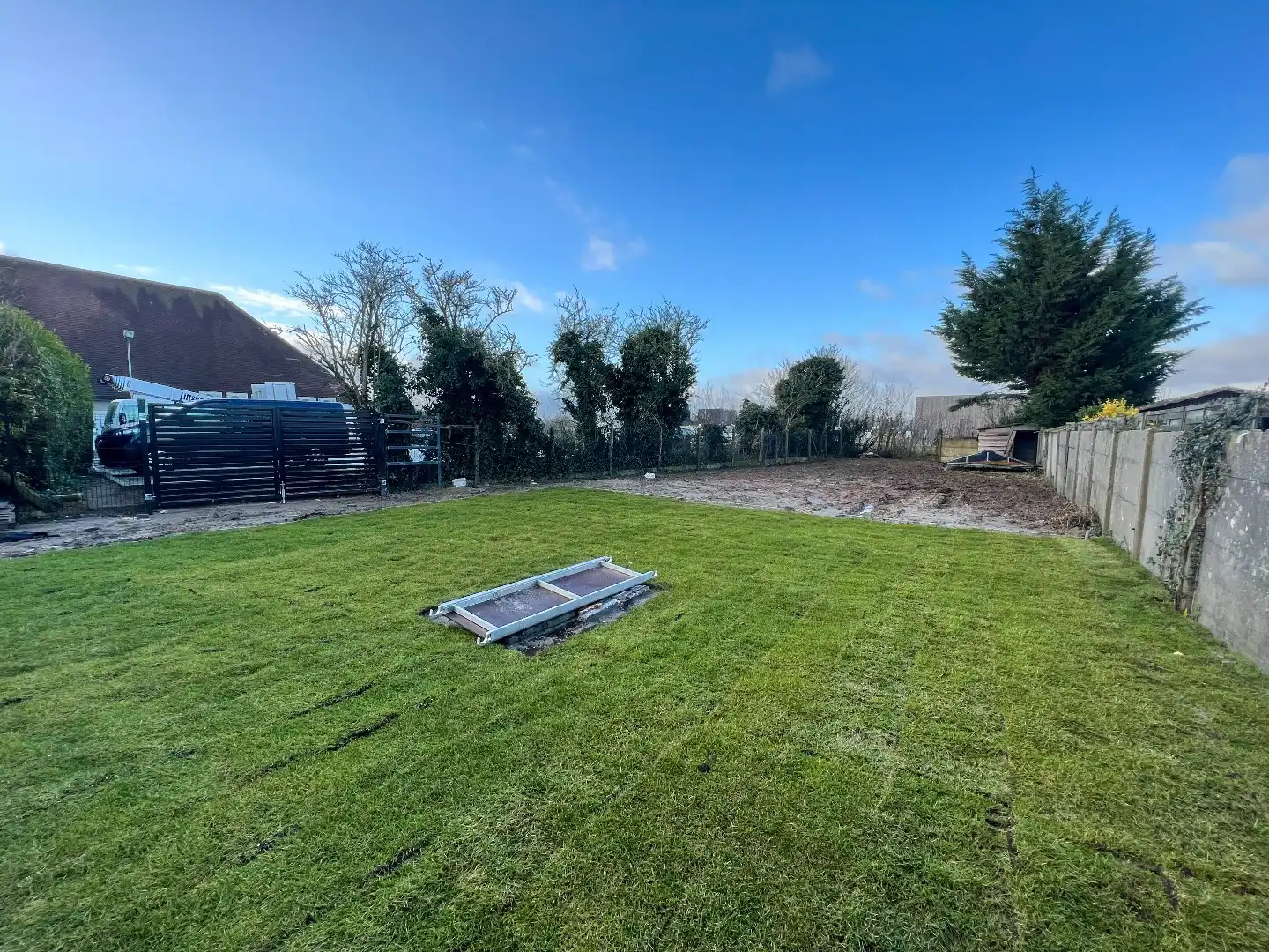 Volledig vernieuwde woning met 3 slpk. en  zuid-west gerichte tuin, goed gelegen vlakbij het commerciële centrum van Knokke en het station. foto 2