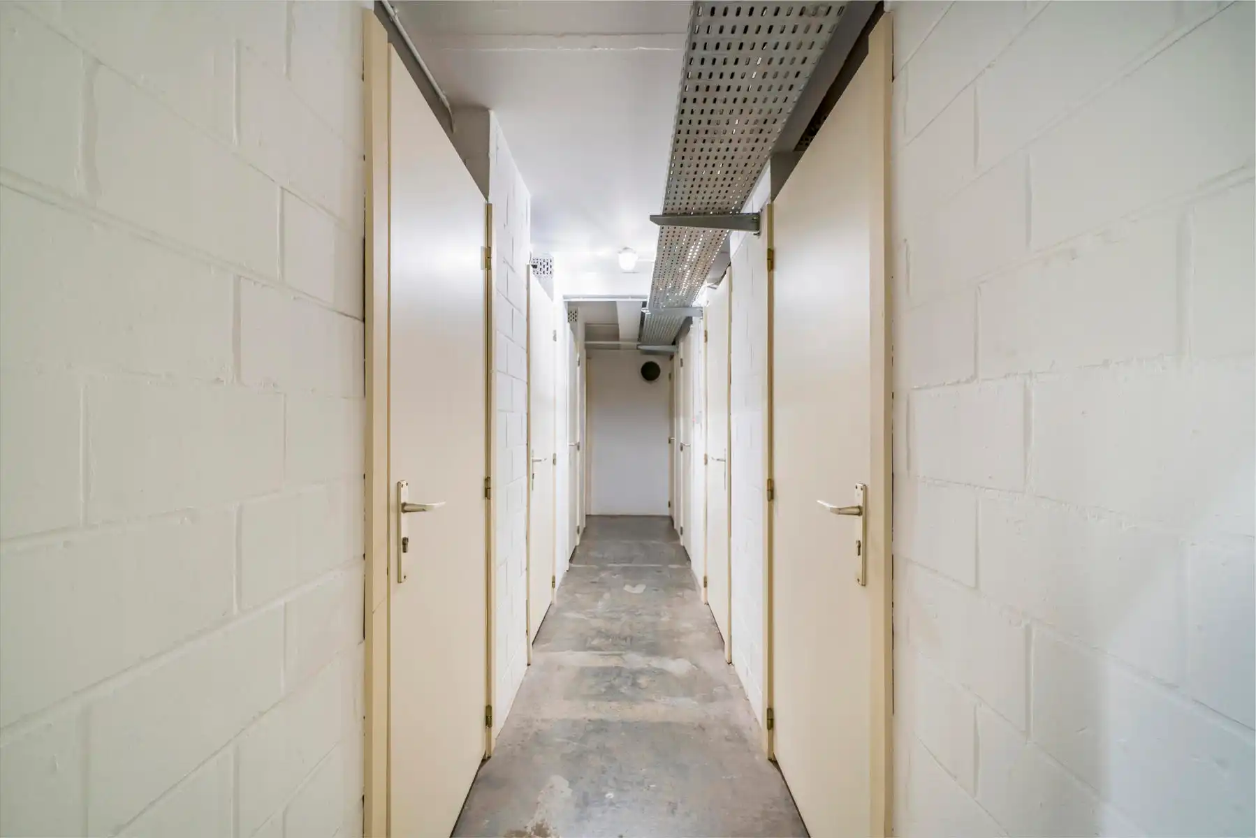 Uitstekend gelegen handelspand/hoekpand met mogelijkheid tot huren van een garage.   foto 14