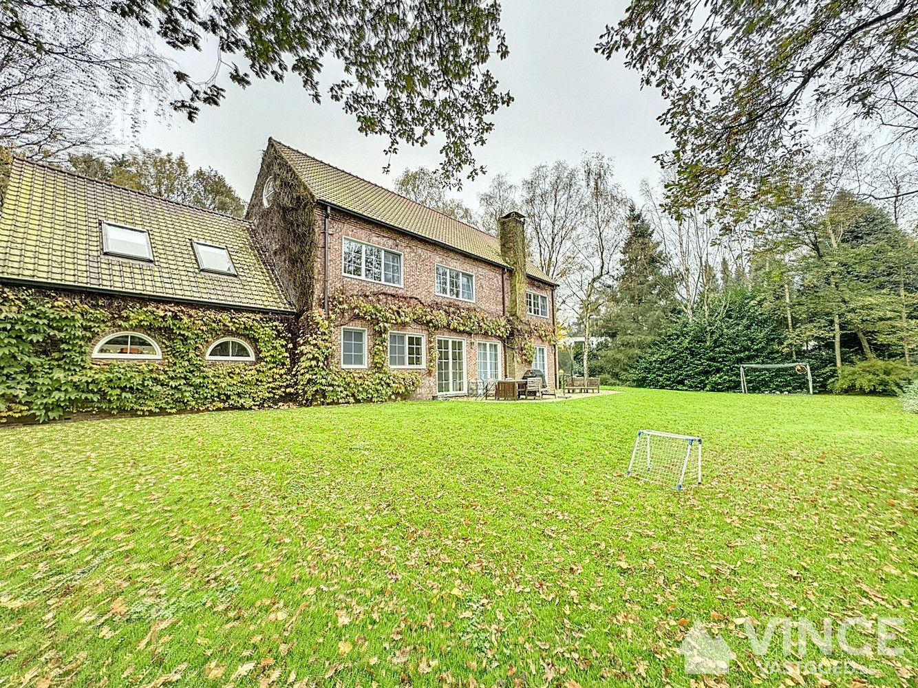 Prachtige villa in een rustige straat, omringd door groen foto 35