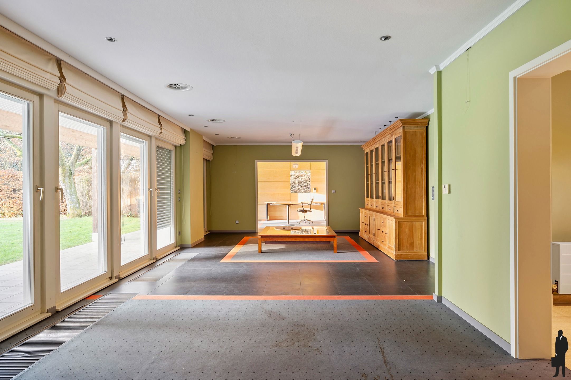 Een volledig te renoveren gelijkvloerse villa (heden kantoor) op ca. 2.438 m² foto 3