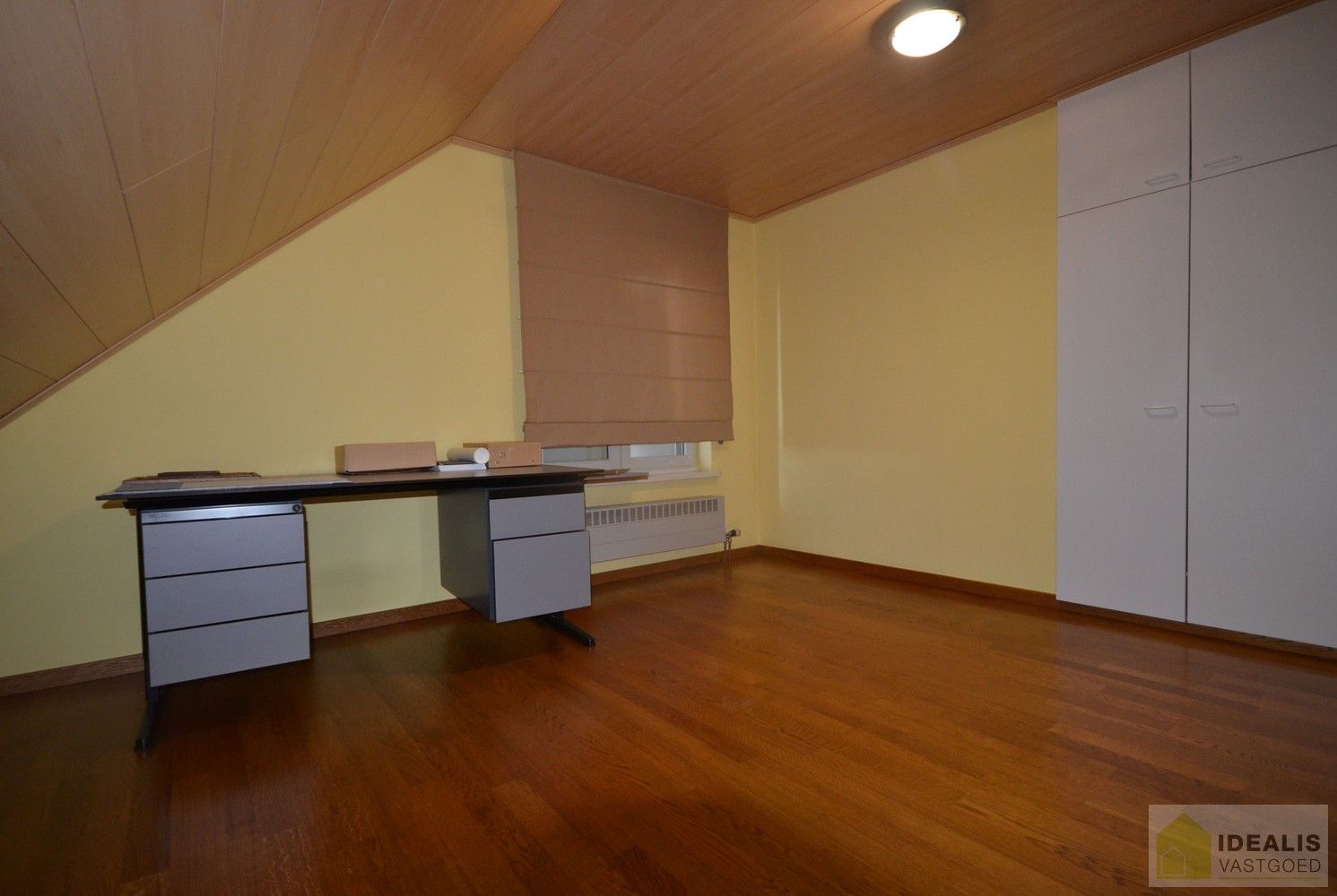 IDEALIS VASTGOED – Charmante, instapklare woning in een groene, rustige omgeving in hartje Hechtel (Hechtel-Eksel) met +-370m² bewoonbare oppervlakte! Deze gezellige woning biedt een aangename leefruimte, maar liefst 5 slaapkamers, 2 badkamers, een praktische indeling én een ruime tuin waar je volop kan genieten van het uitzicht. Het pand bevindt zich op een mooi breed perceel en is ideaal voor wie houdt van rust en privacy, maar toch een vlotte verbinding wenst naar omliggende gemeenten en steden. foto 31