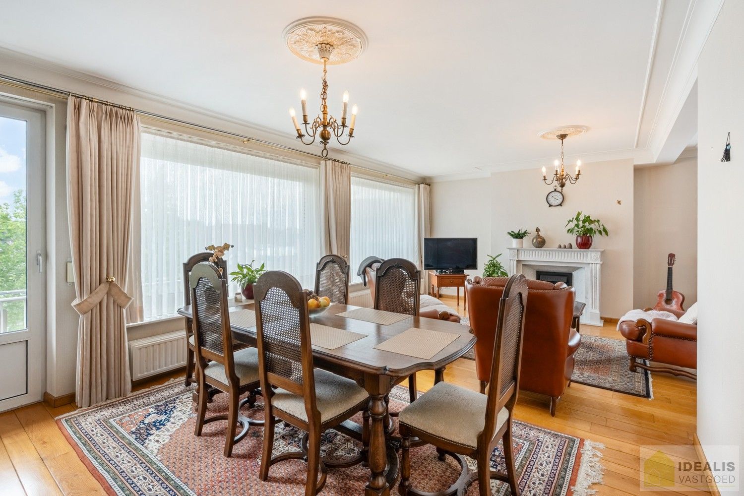 IDEALIS VASTGOED – ZEER RUIM HOEKAPPARTEMENT (110M²) MET LICHTRIJKE LEEFRUIMTE, VOLLEDIG UITGERUSTE KEUKEN, MAAR LIEFST 3 SLAAPKAMERS, BERGING, LIFT EN GARAGEBOX OP EEN UITERST GUNSTIGE LOCATIE MIDDEN IN HET CENTRUM VAN PELT. ZEER GESCHIKT VOOR KANDIDATEN OP ZOEK NAAR EEN INSTAPKLAAR APPARTEMENT! foto 7
