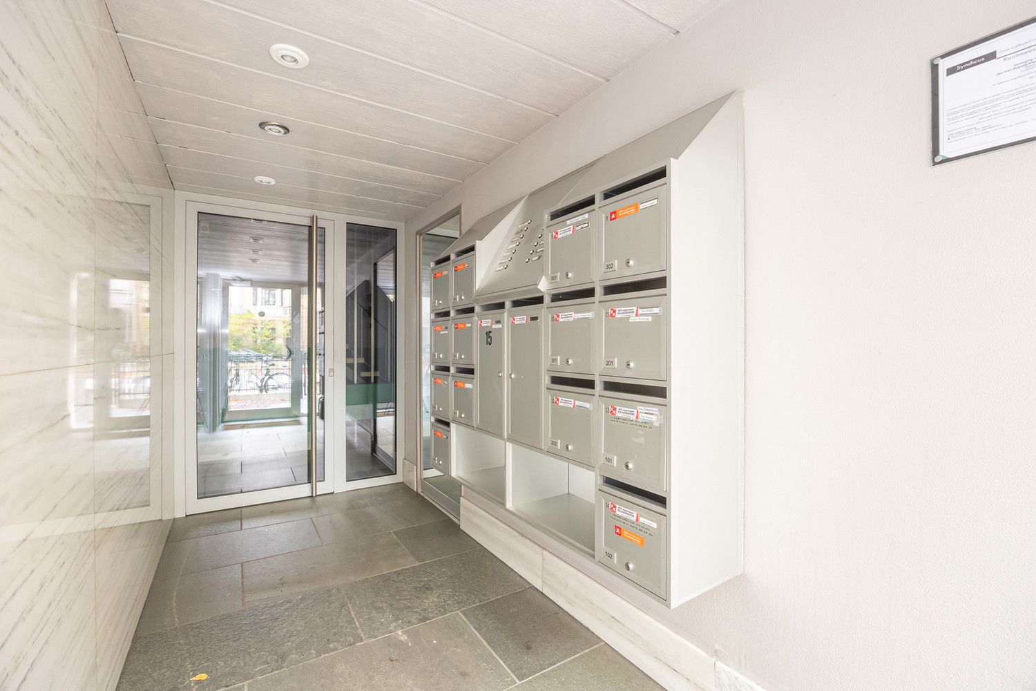 Instapklare studio met aangenaam terras (50m²) op toplocatie aan de Jan van Rijswijcklaan foto 14