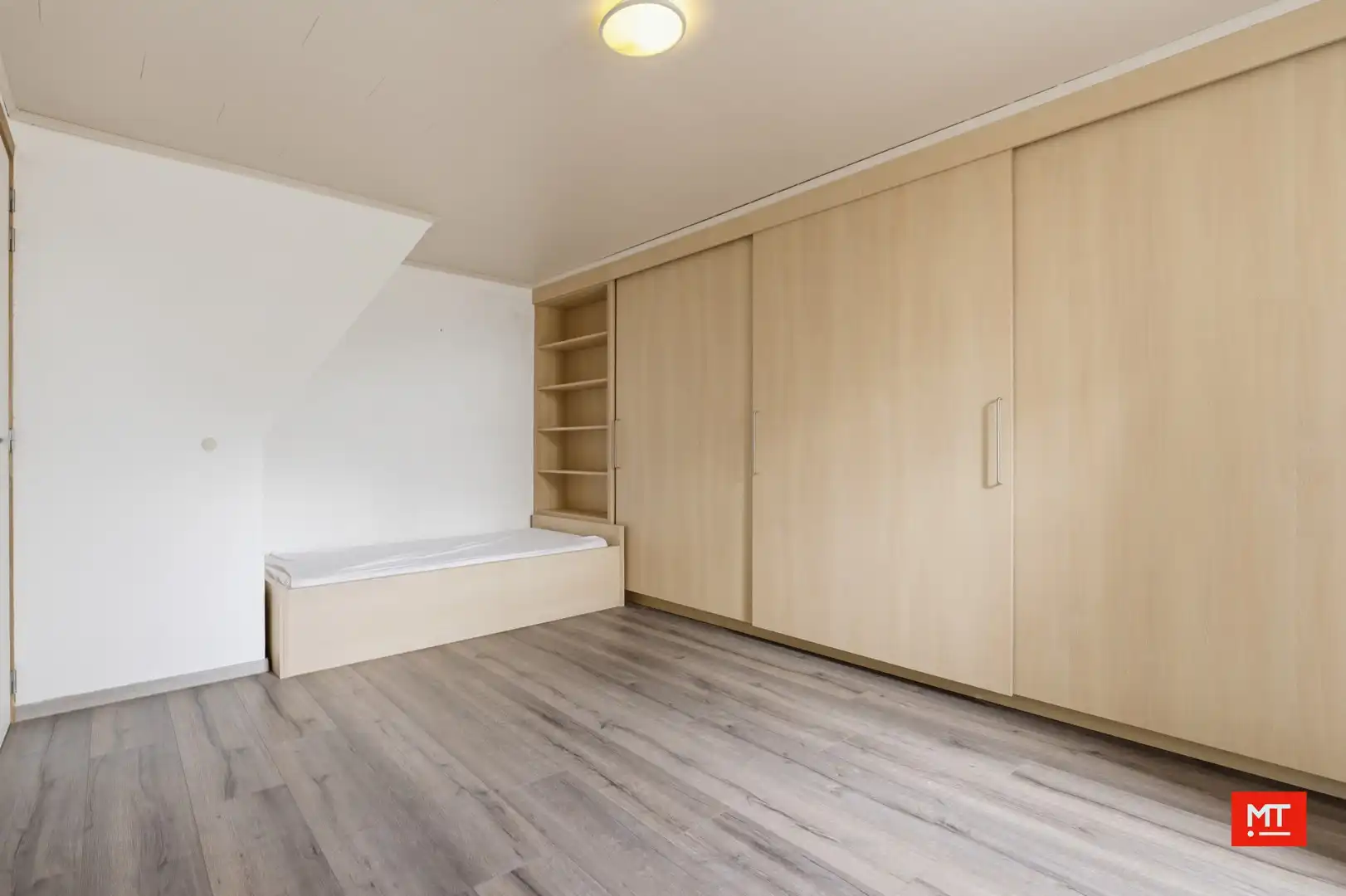 Ruime, instapklare woning met 4 slaapkamers en zonnige tuin in Wevelgem foto 11