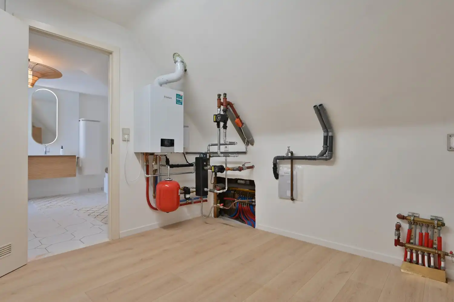 Exclusieve, gerenoveerde villa op toplocatie in residentieel Neerharen foto 32