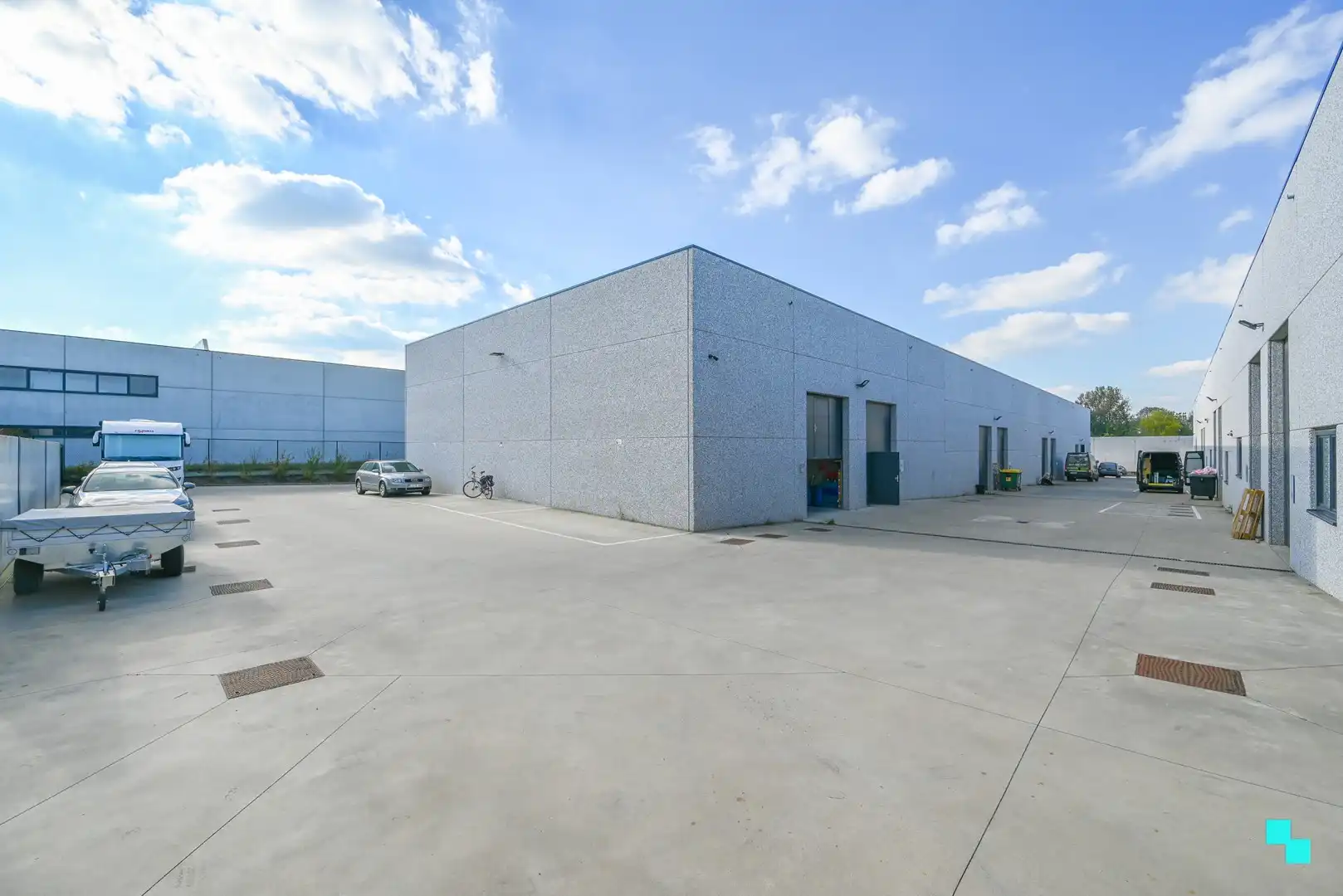 Magazijn met automatische sectionaalpoort in Waregem foto 10