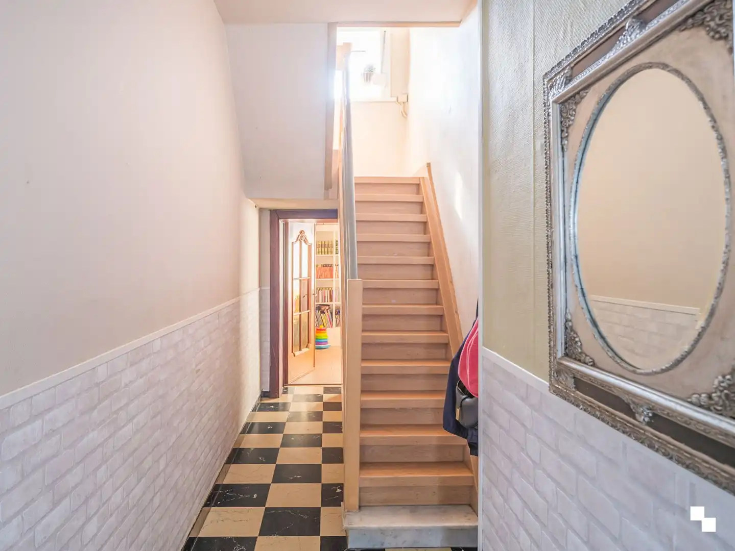 Op te frissen woning te koop aan het station van Melle foto 2