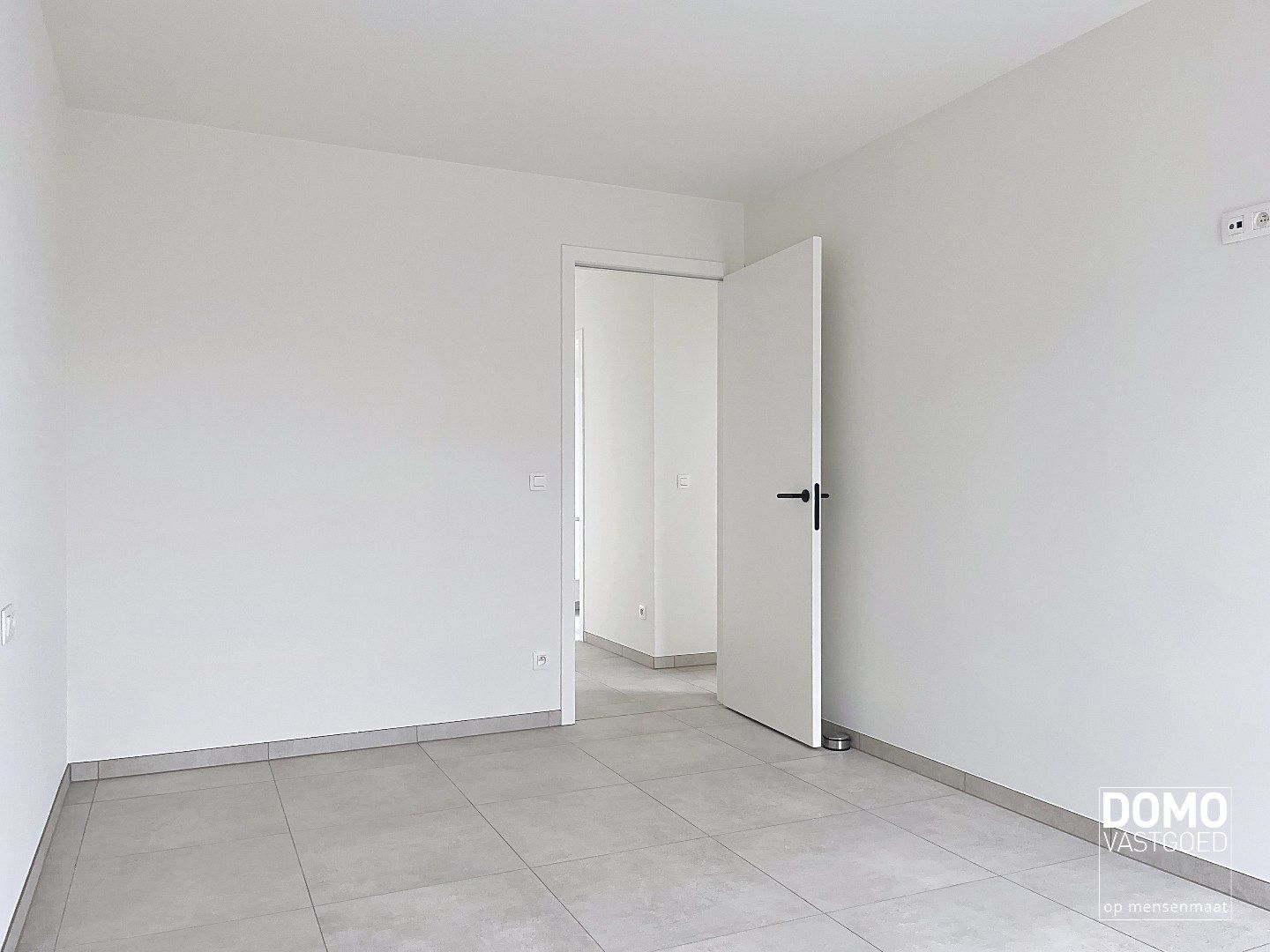 NIEUWBOUWAPPARTEMENT MET 2 SLAAPKAMERS, RUIM TERRAS, 2 AUTOSTANDPLAATSEN EN KELDERBERGING TE KERMT foto 10