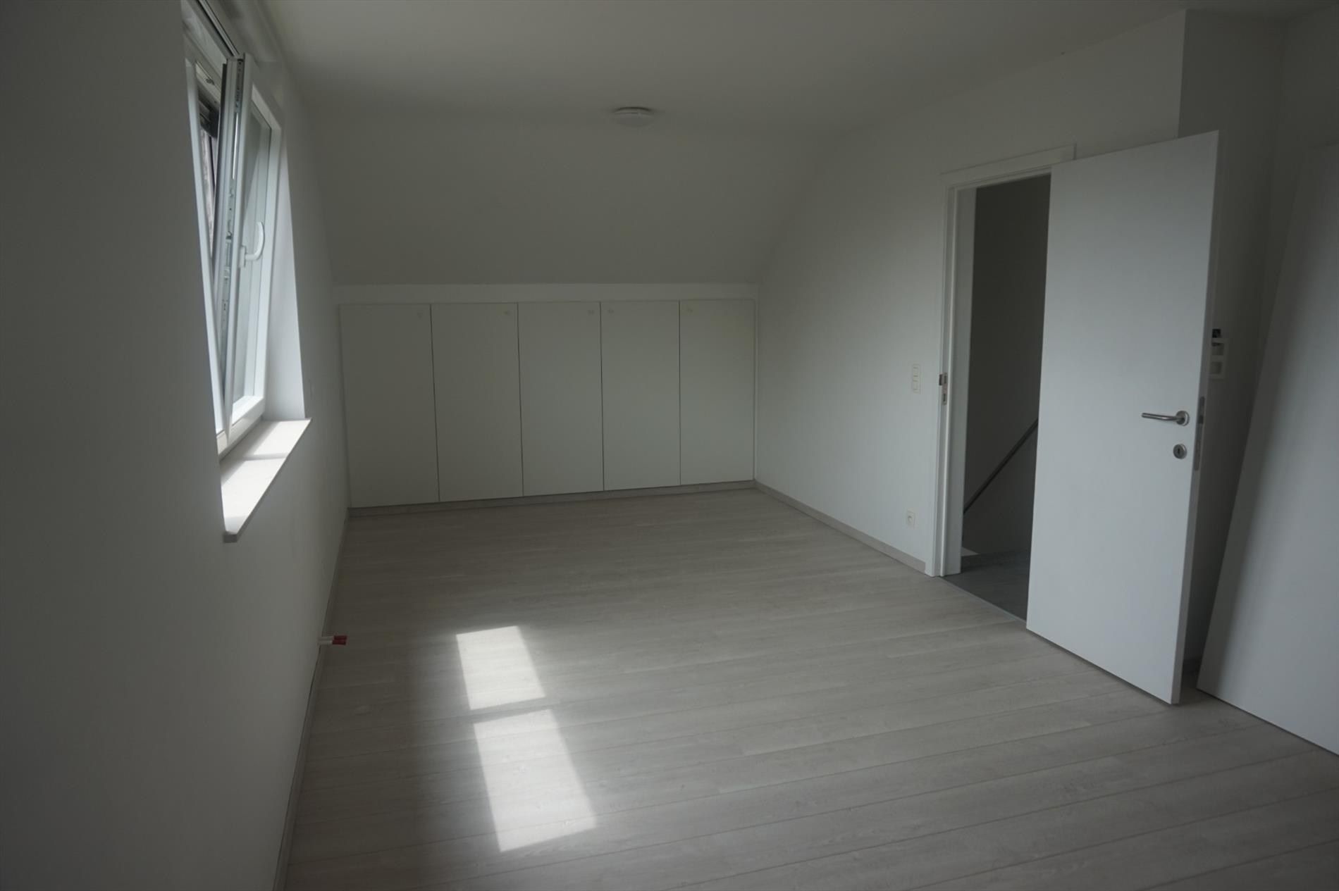 Ruime bel-étage woning met terras, garage en 3 slaapkamers in Lokeren foto 8