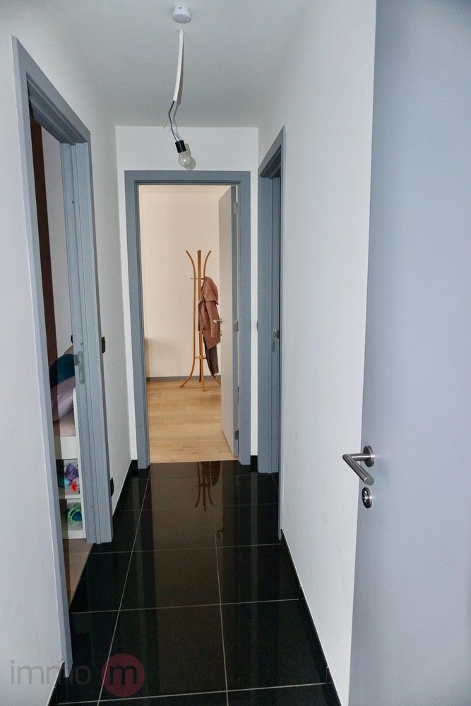Recent goed gelegen duplexappartement met 2 slaapkamers, 3 grote terrassen en een autostaanplaats. foto 15